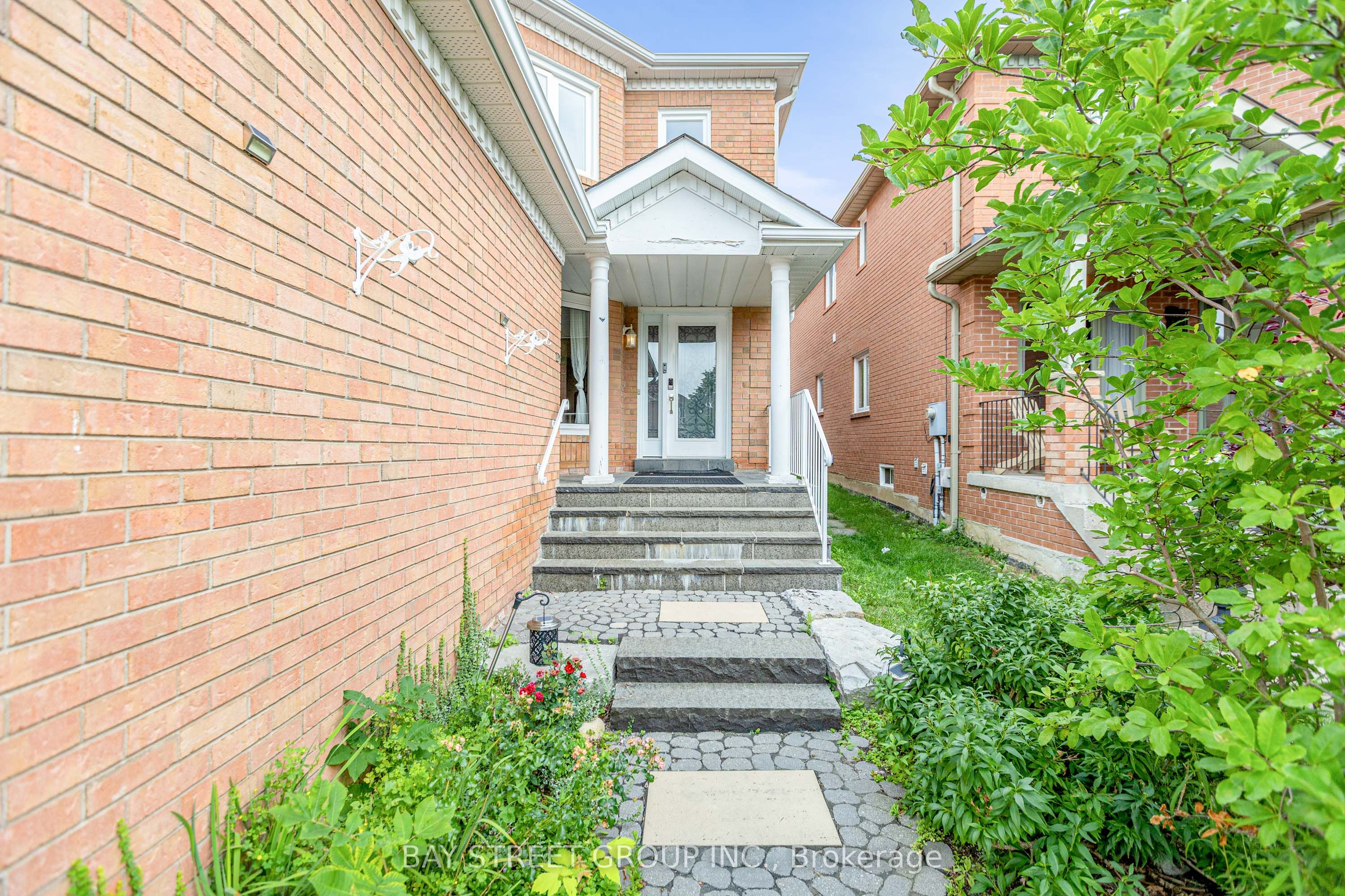 14 Rocksprings Avenue, Richmond Hill, ON L4S 1R1 photo 2