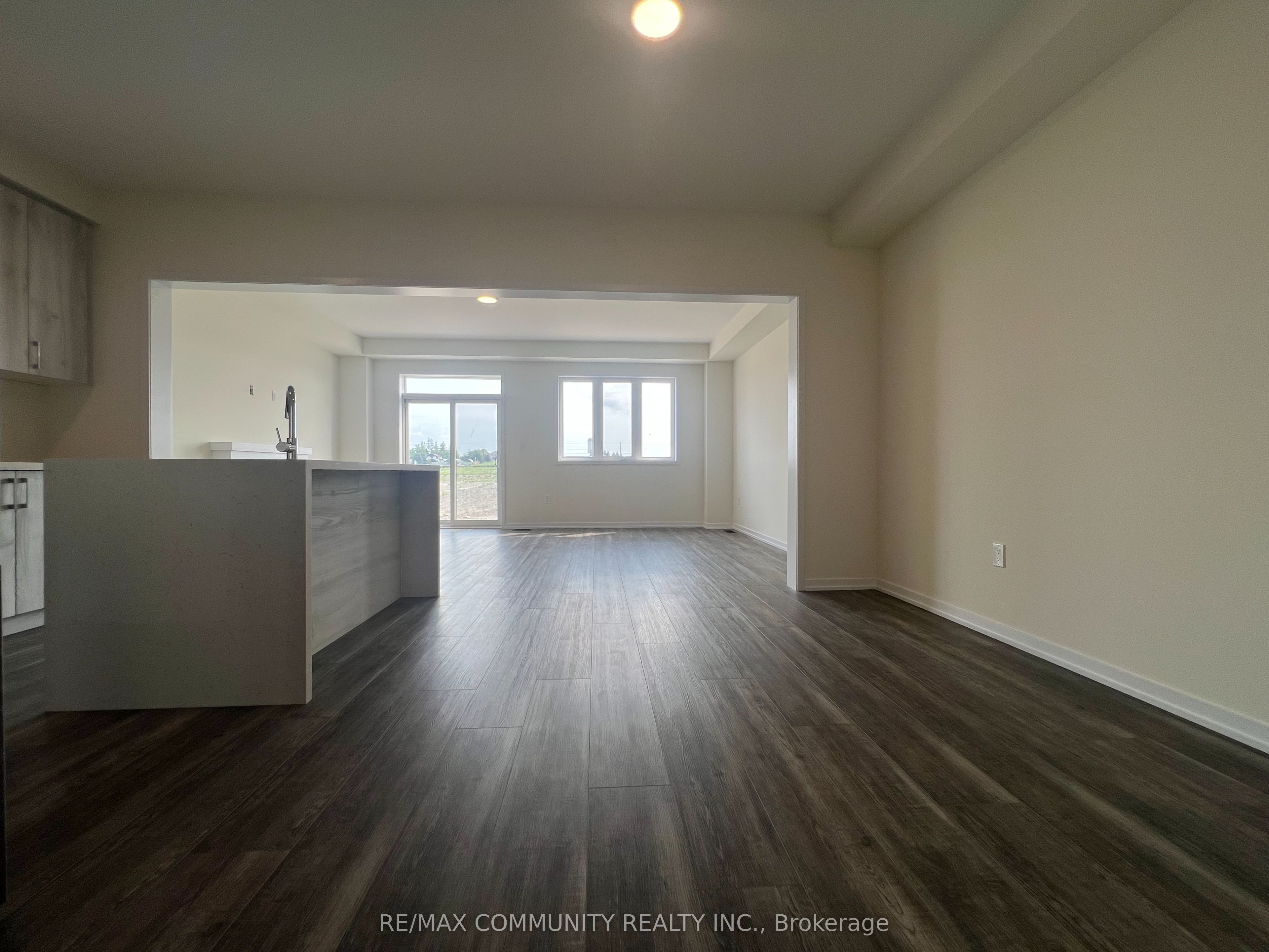 9 Thomas Smith Street, Georgina, ON L4P 0T7 photo 3