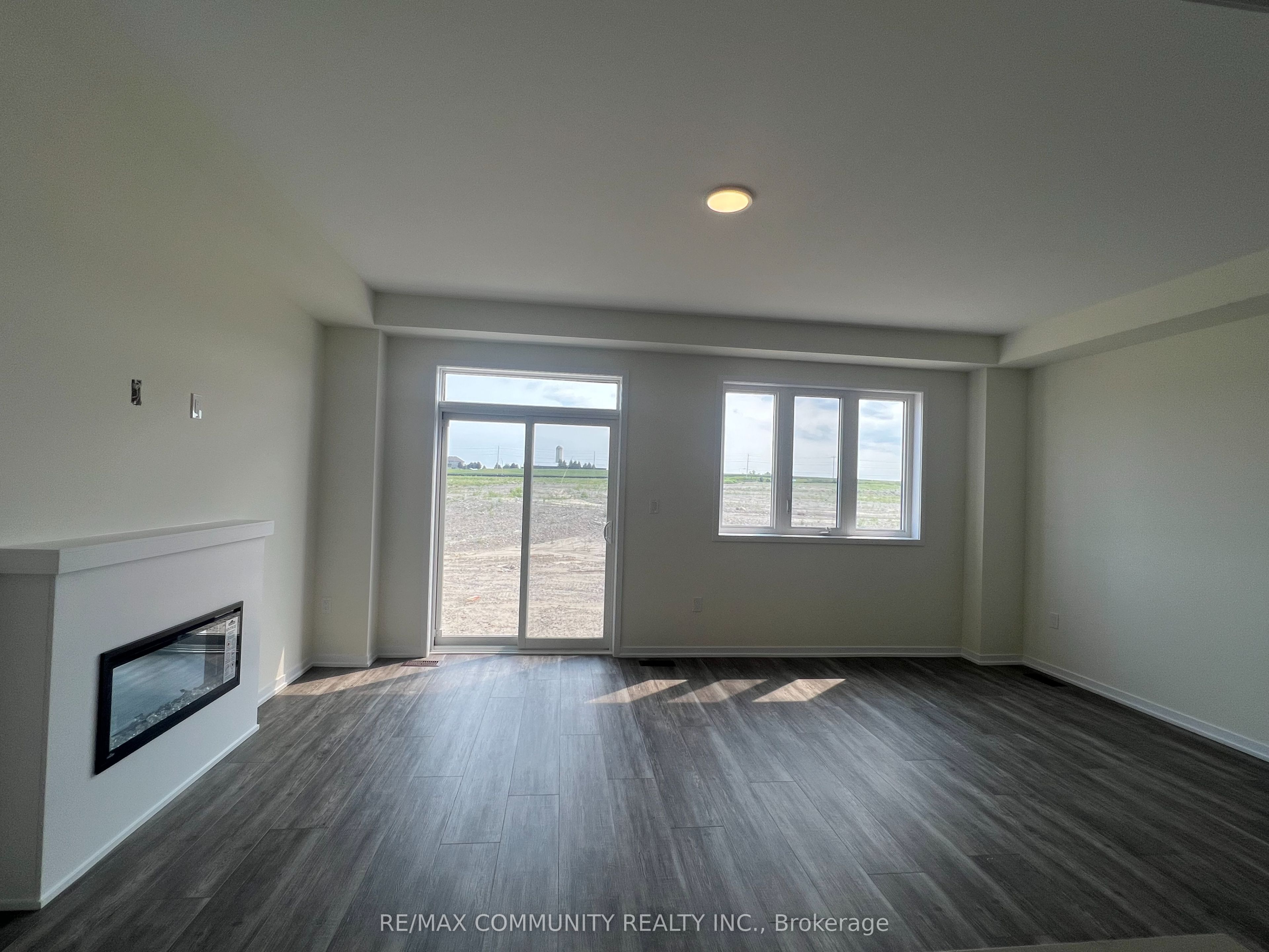 9 Thomas Smith Street, Georgina, ON L4P 0T7 photo 4