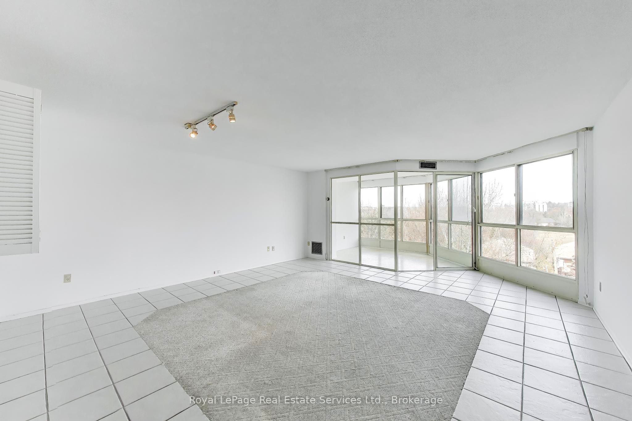 5 Weldrick Road W 611, Richmond Hill, ON L4C 8S9 photo 3