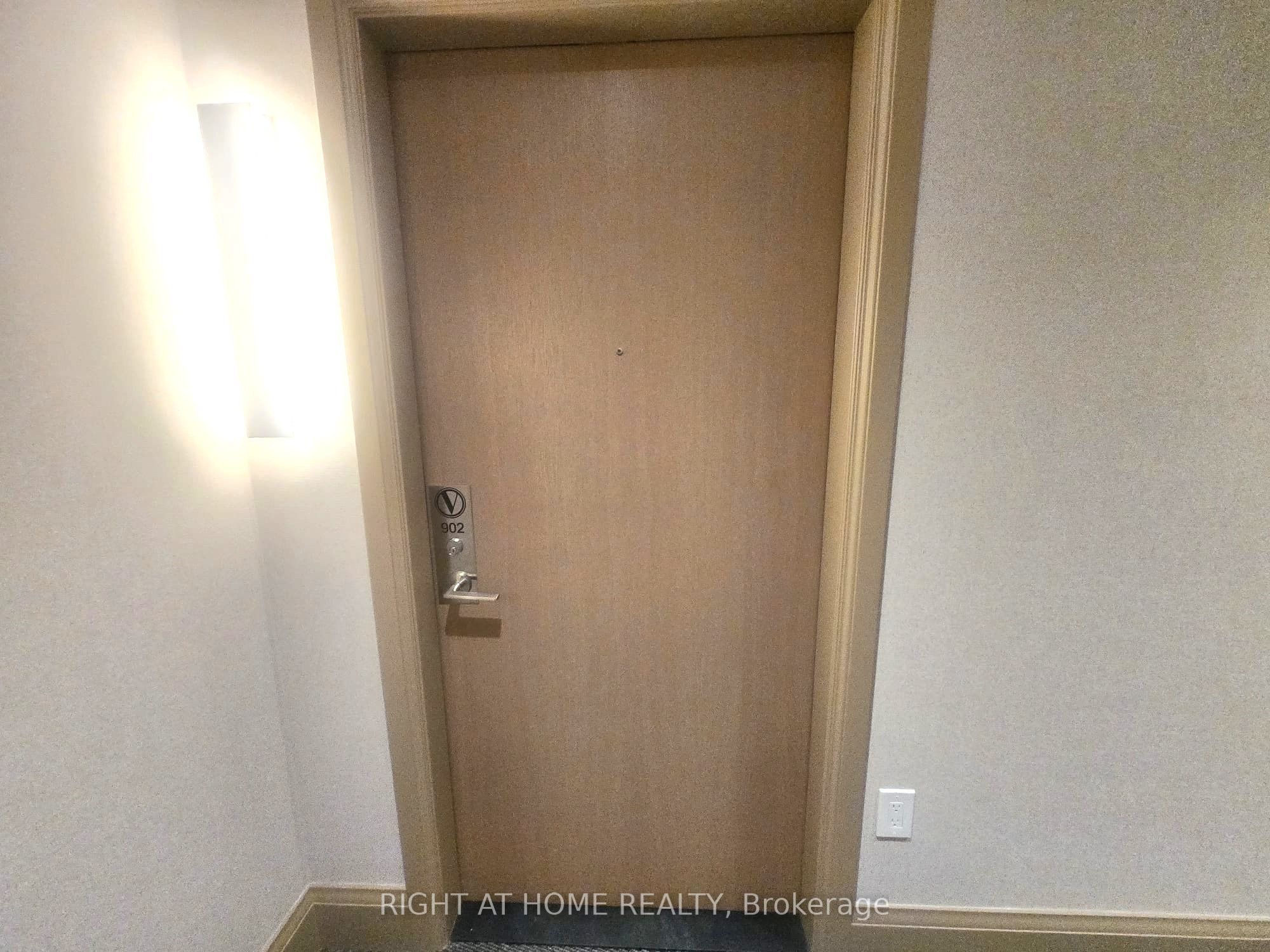 21 Meadowdale Road 902, Vaughan, ON L4K 0H6 photo 2