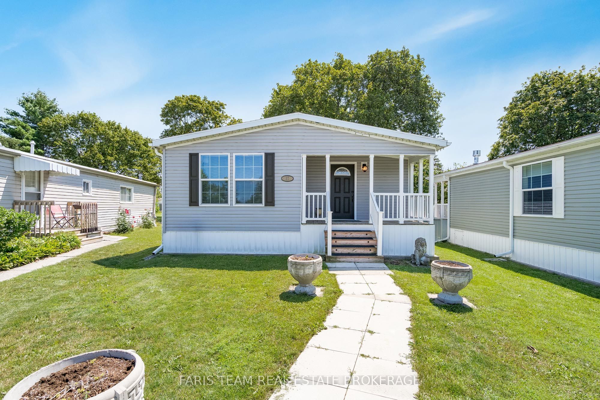 37 Hawthorne Drive, Innisfil, ON L9S 1P1 photo 2