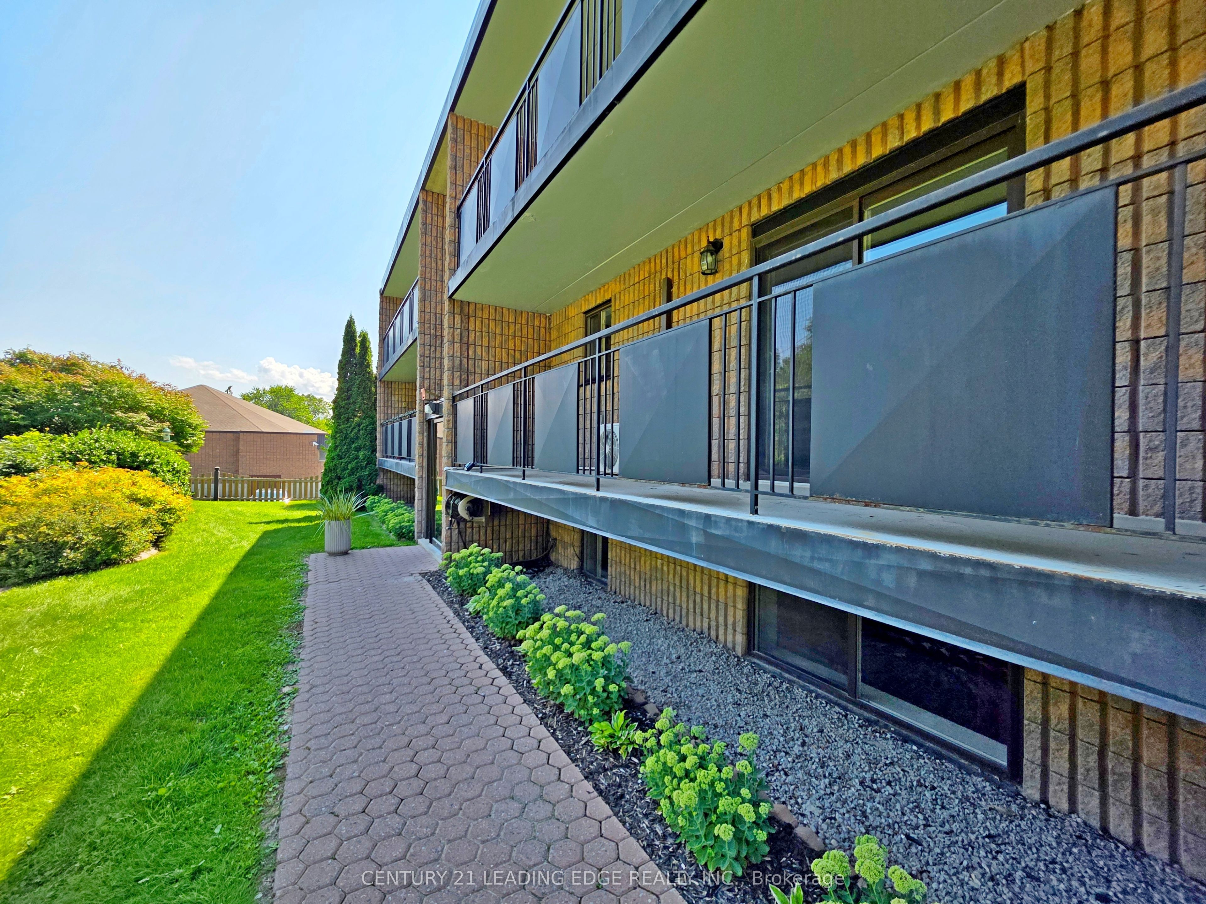74 The Queensway S 206, Georgina, ON L4P 1Z3 photo 4
