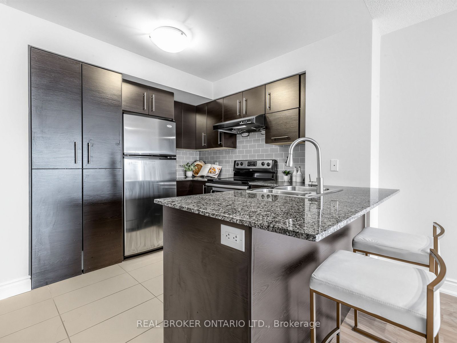 233 South Park Road 1012, Markham, ON L3T 0B3 photo 5