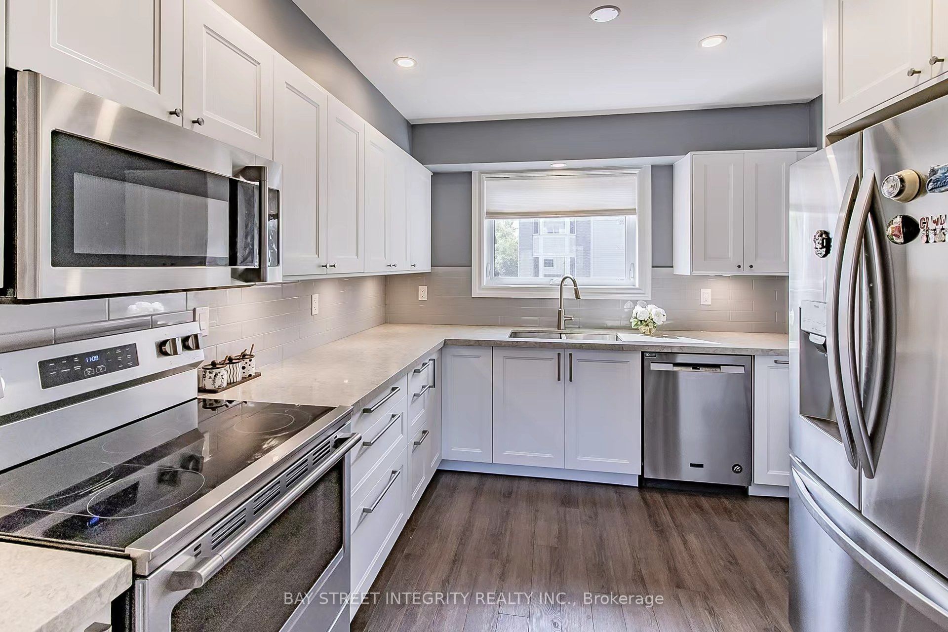 94 William Curtis Circle, Newmarket, ON L3Y 8L6 photo 4