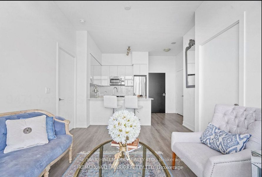 9471 Yonge Street 718, Richmond Hill, ON L4C 1V4