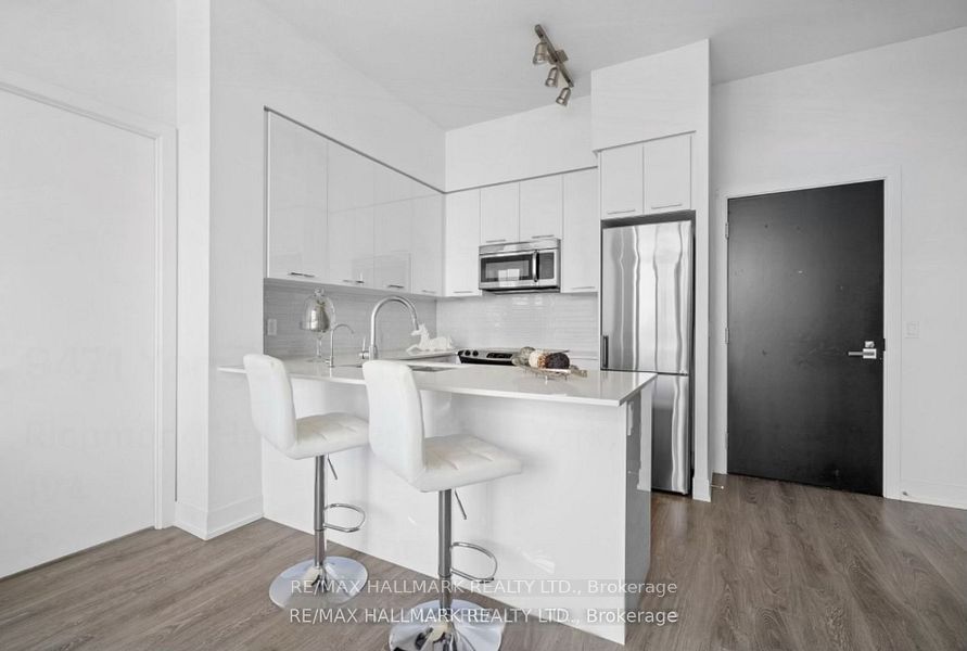 9471 Yonge Street 718, Richmond Hill, ON L4C 1V4 photo 3