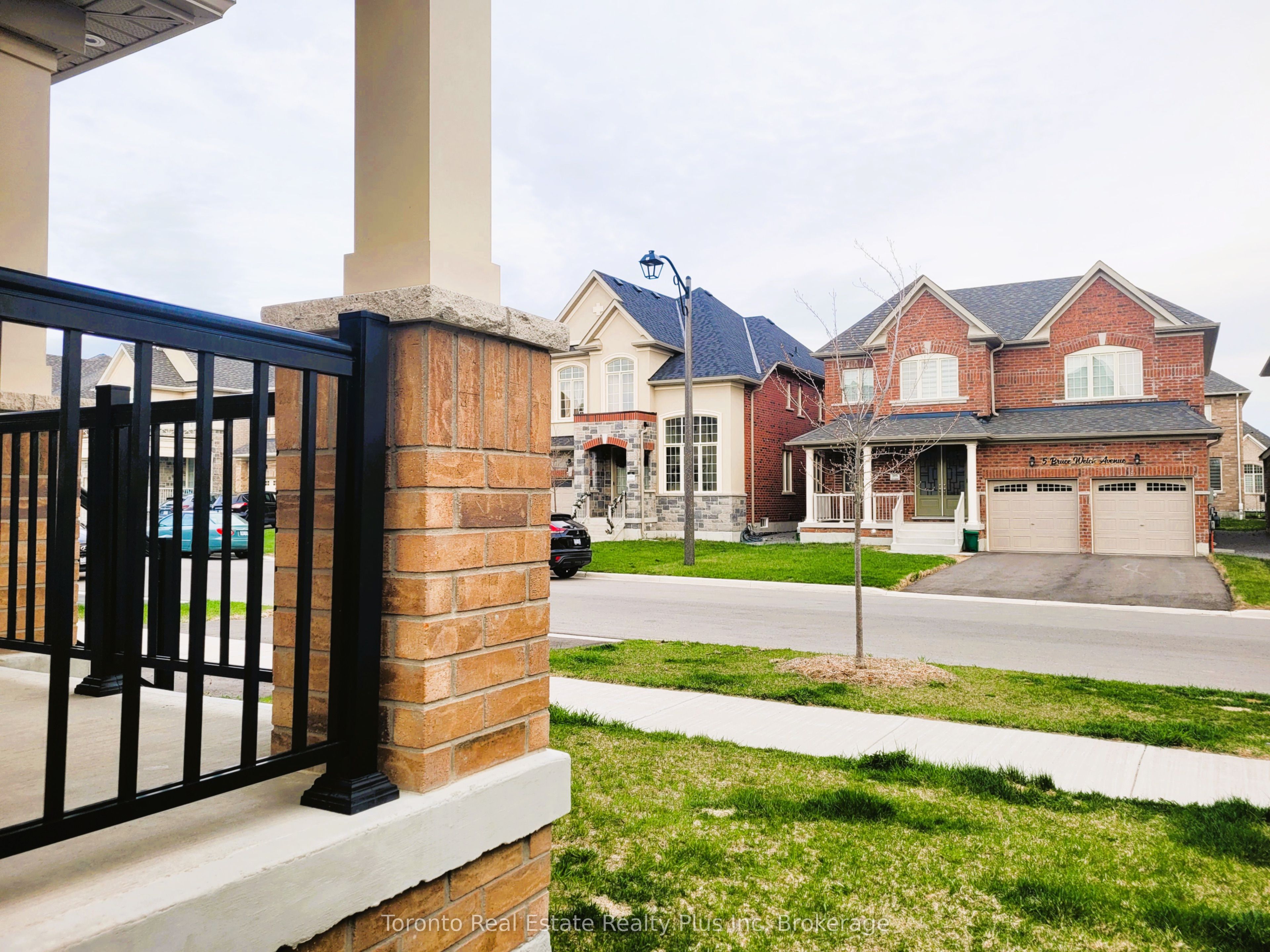 4 Bruce Welch Avenue, Georgina, ON L4P 0J1 photo 2