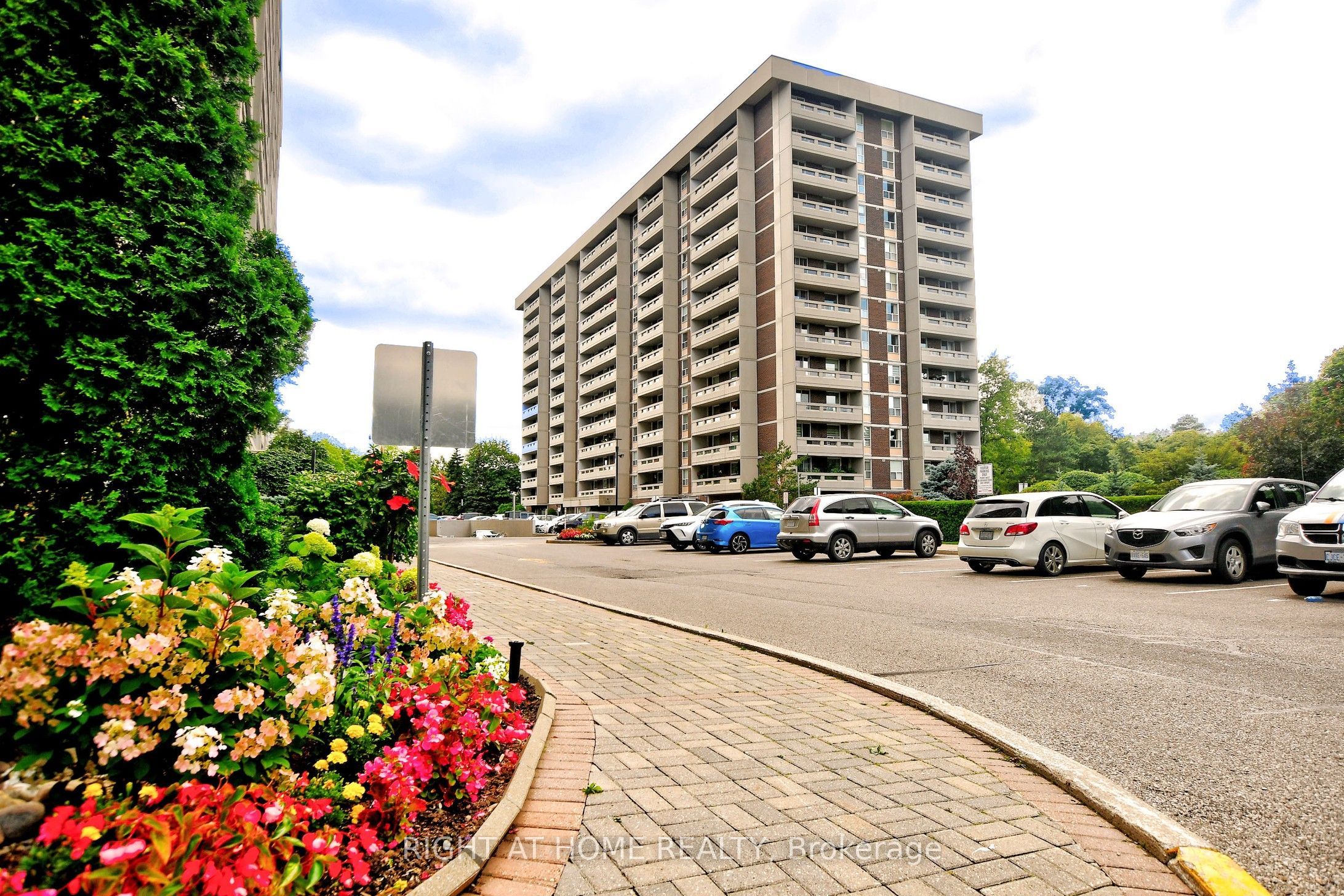 60 Inverlochy Boulevard 806, Markham, ON L3T 4T7