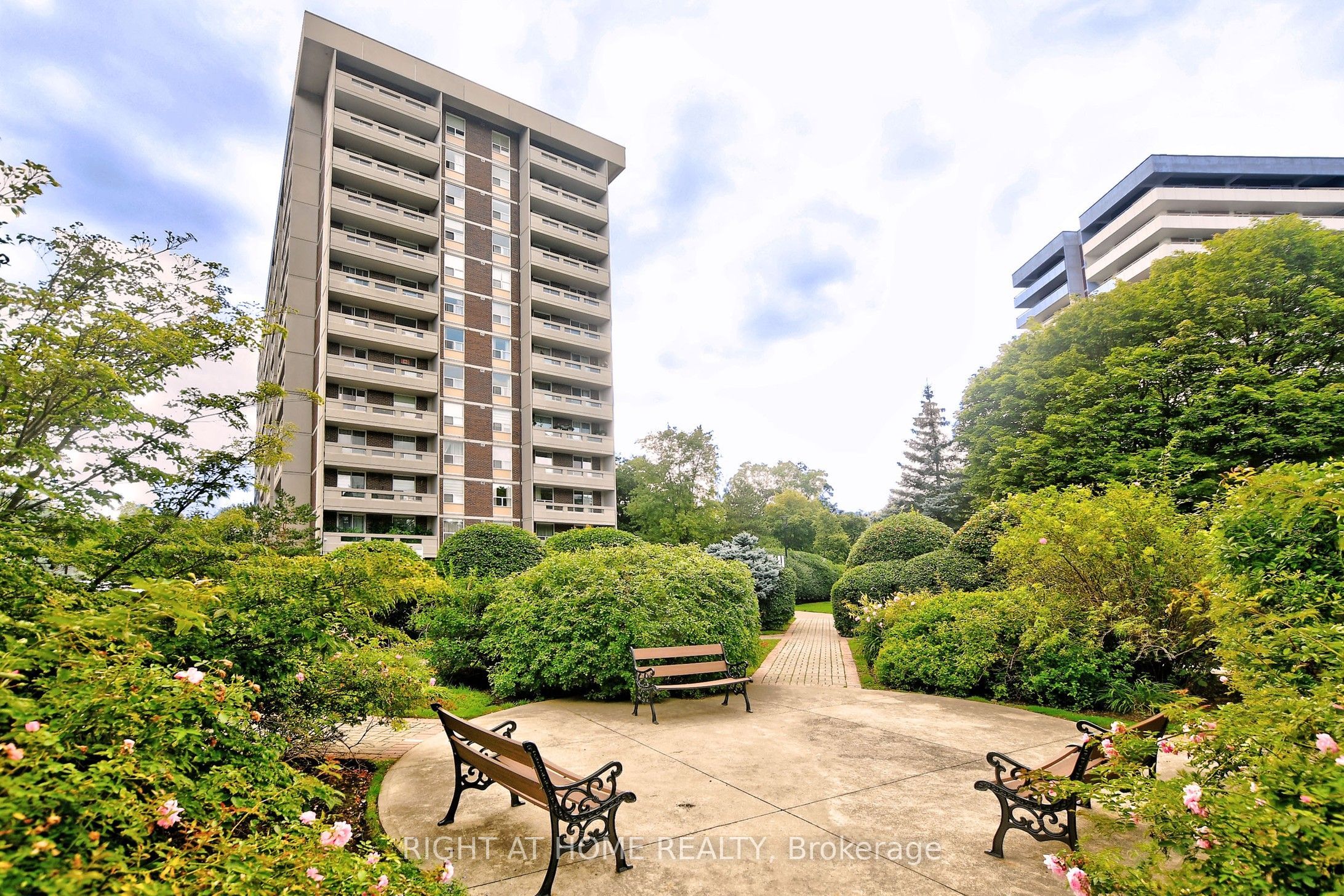 60 Inverlochy Boulevard 806, Markham, ON L3T 4T7 photo 2