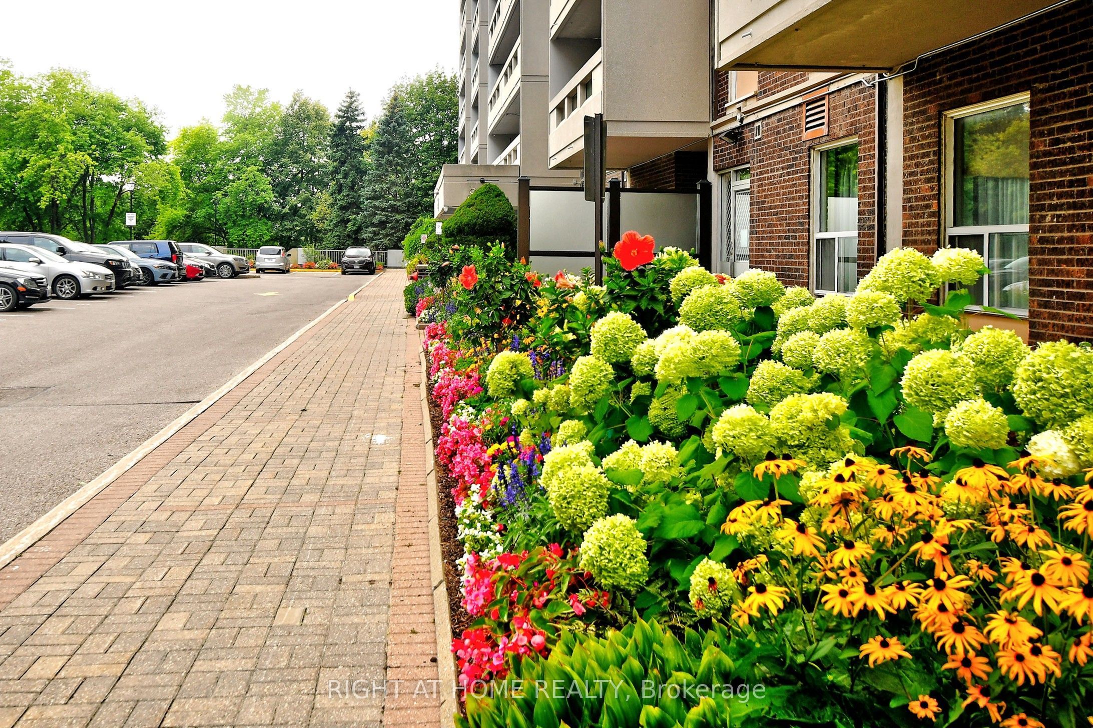 60 Inverlochy Boulevard 806, Markham, ON L3T 4T7 photo 3