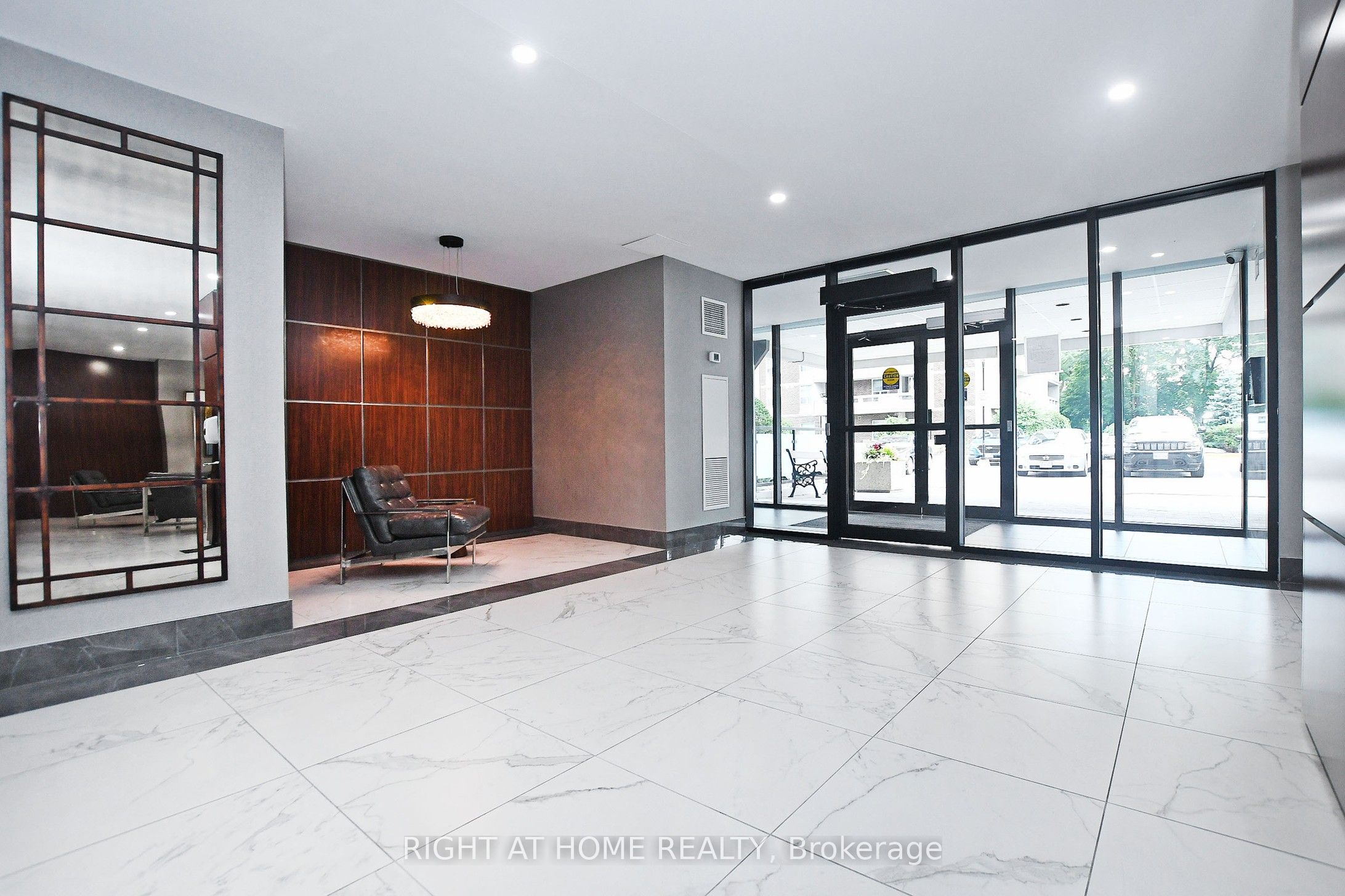 60 Inverlochy Boulevard 806, Markham, ON L3T 4T7 photo 5