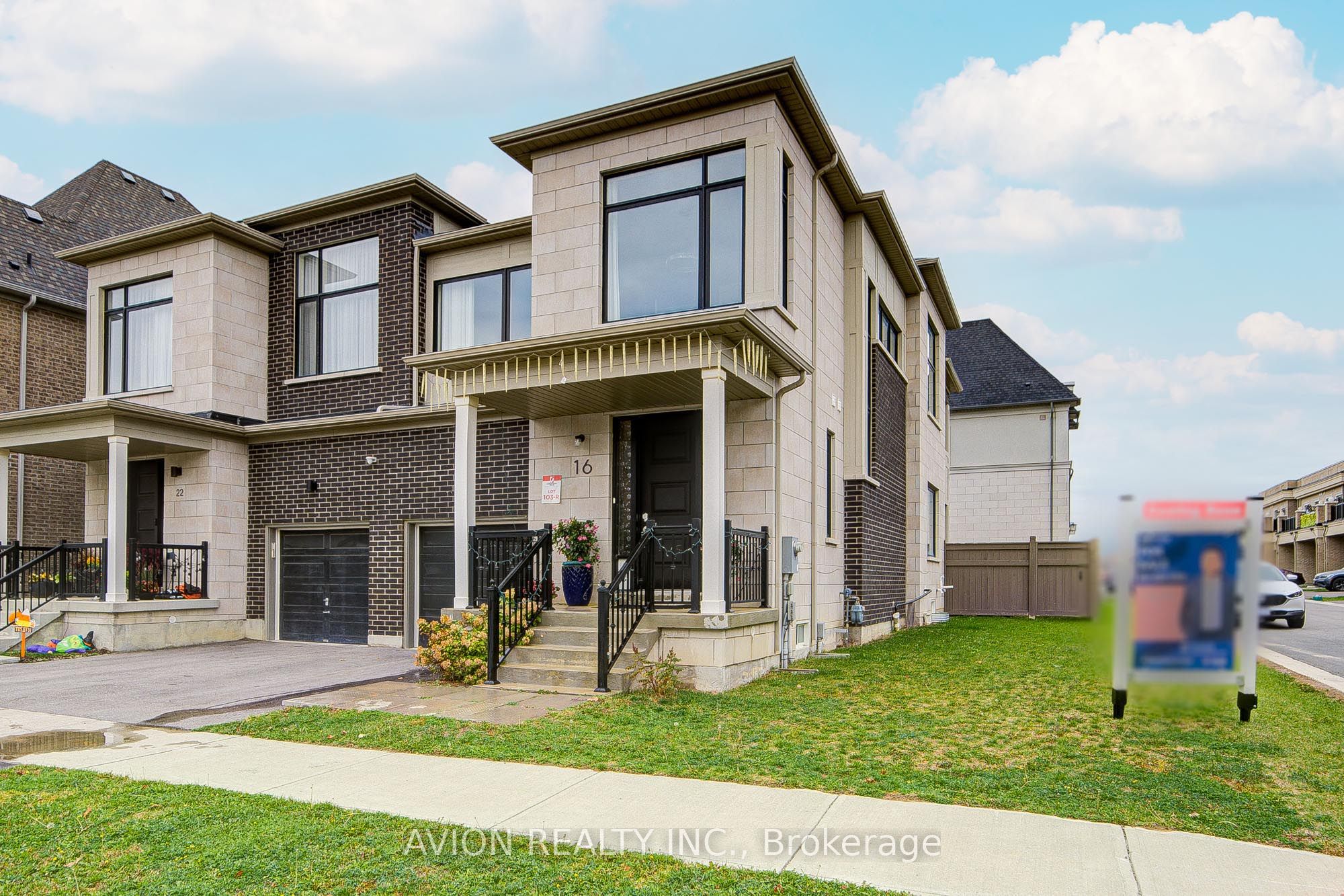 16 Callisto Lane, Richmond Hill, ON L4C 4Z2 photo 2