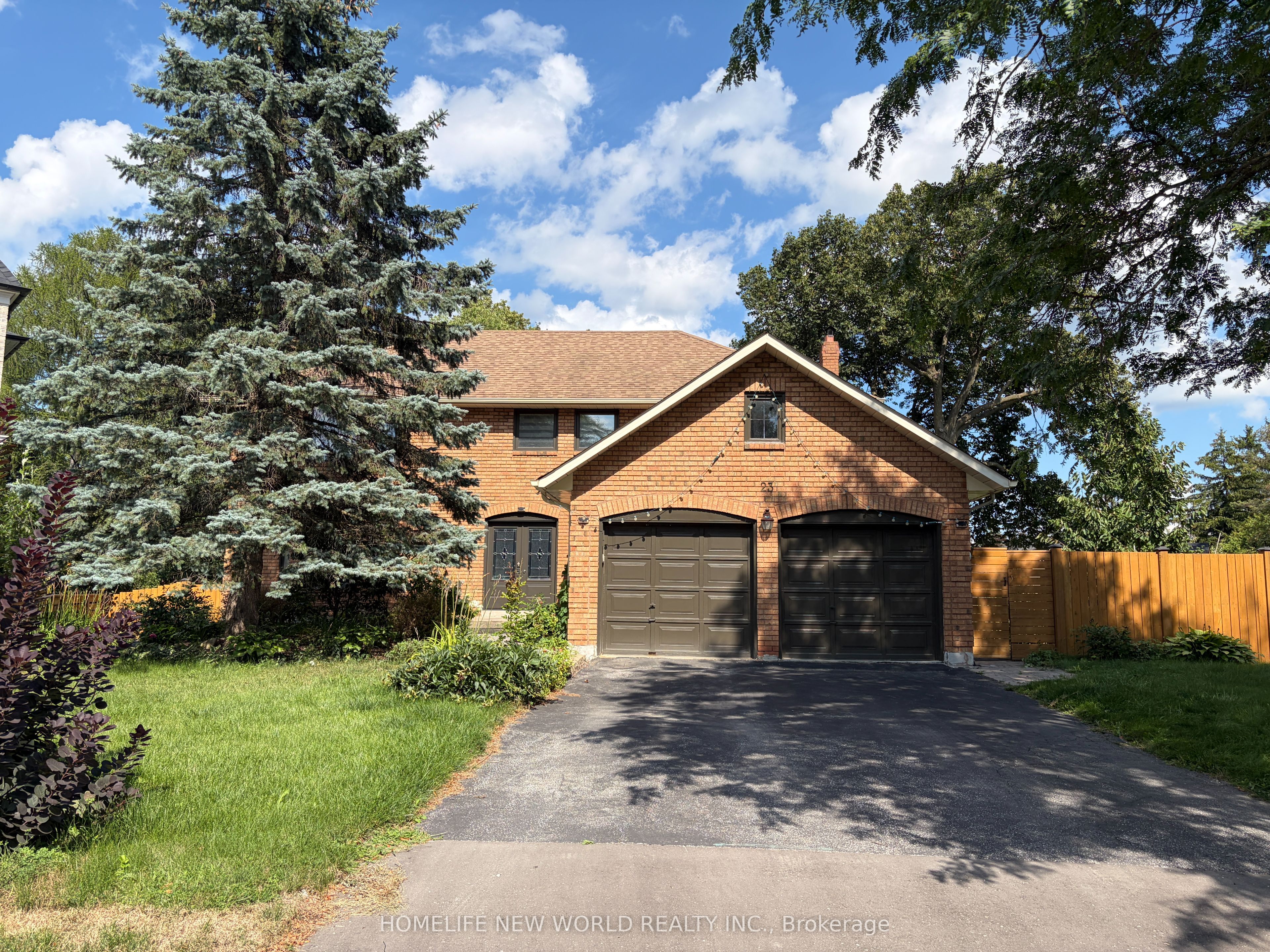 23 Lacey Court, Aurora, ON L4G 5G3
