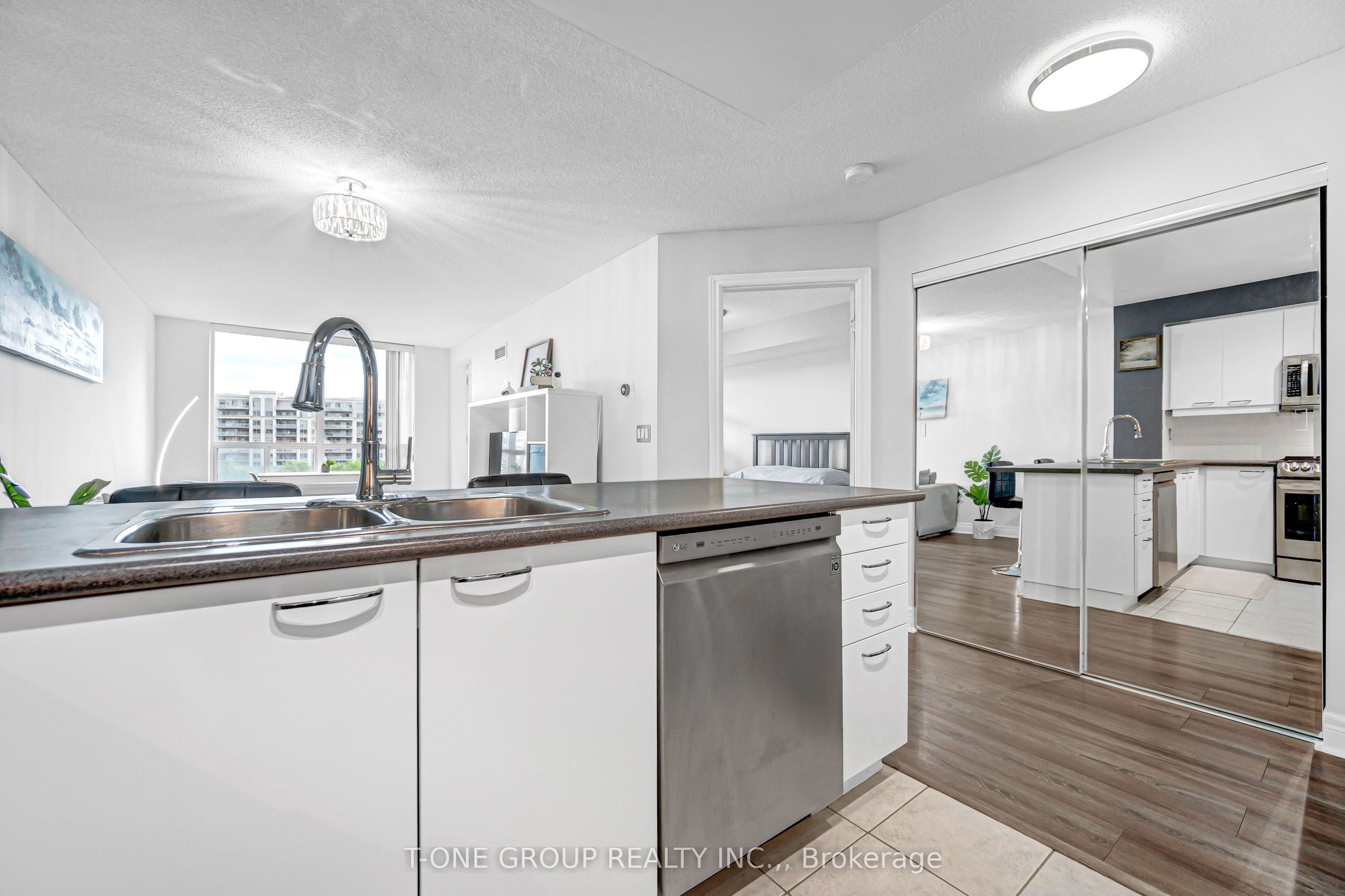 48 Suncrest Boulevard 720, Markham, ON L3T 7Y5 photo 2