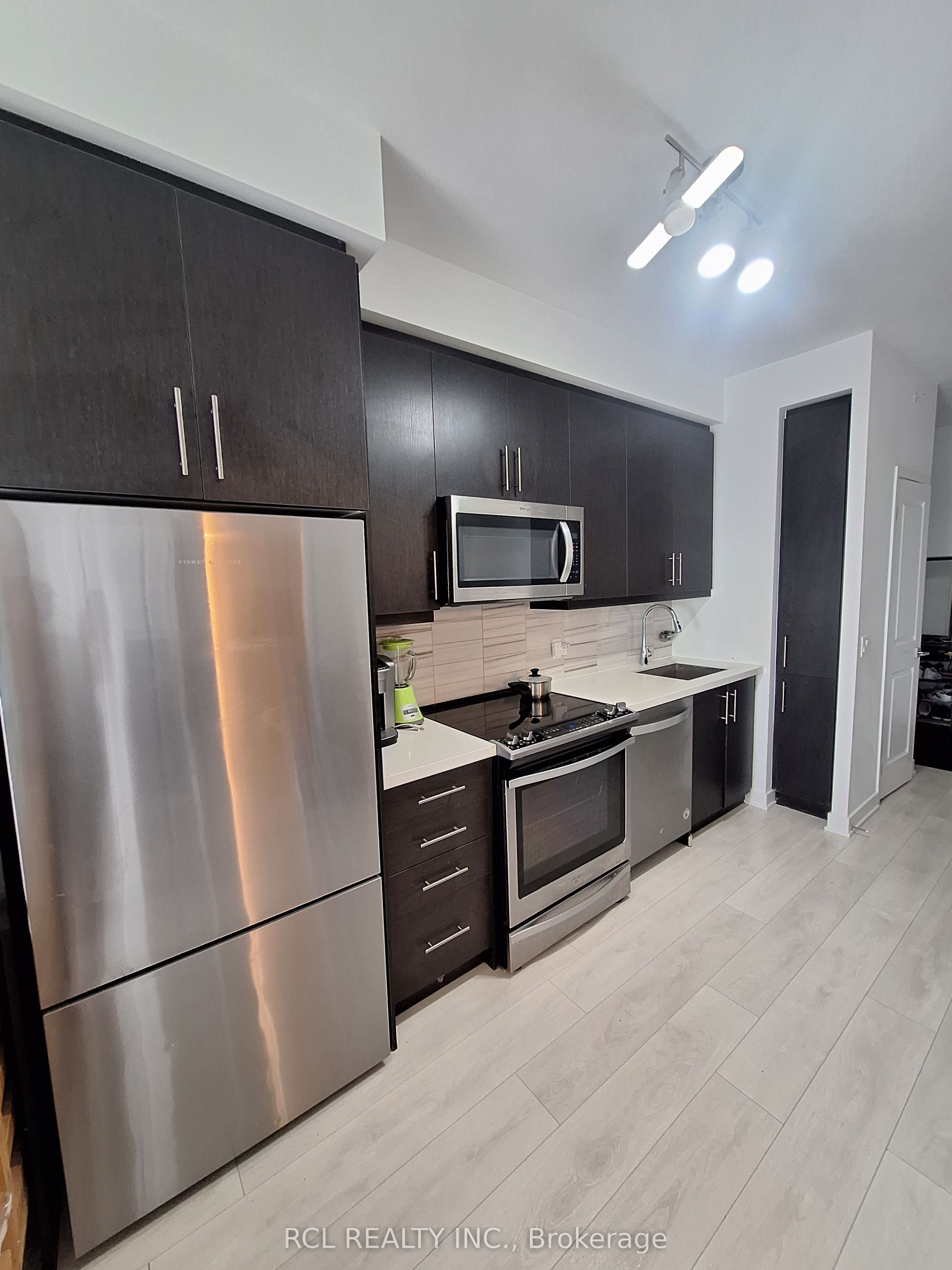 85 Oneida Crescent 1806, Richmond Hill, ON L4B 0H4 photo 2