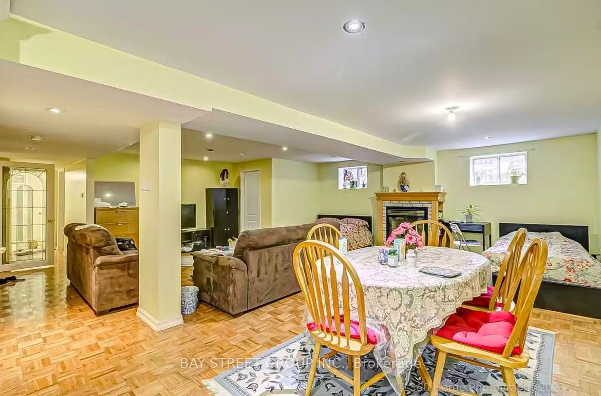 497 Lynett Crescent Lower, Richmond Hill, ON L4C 2V8 photo 2