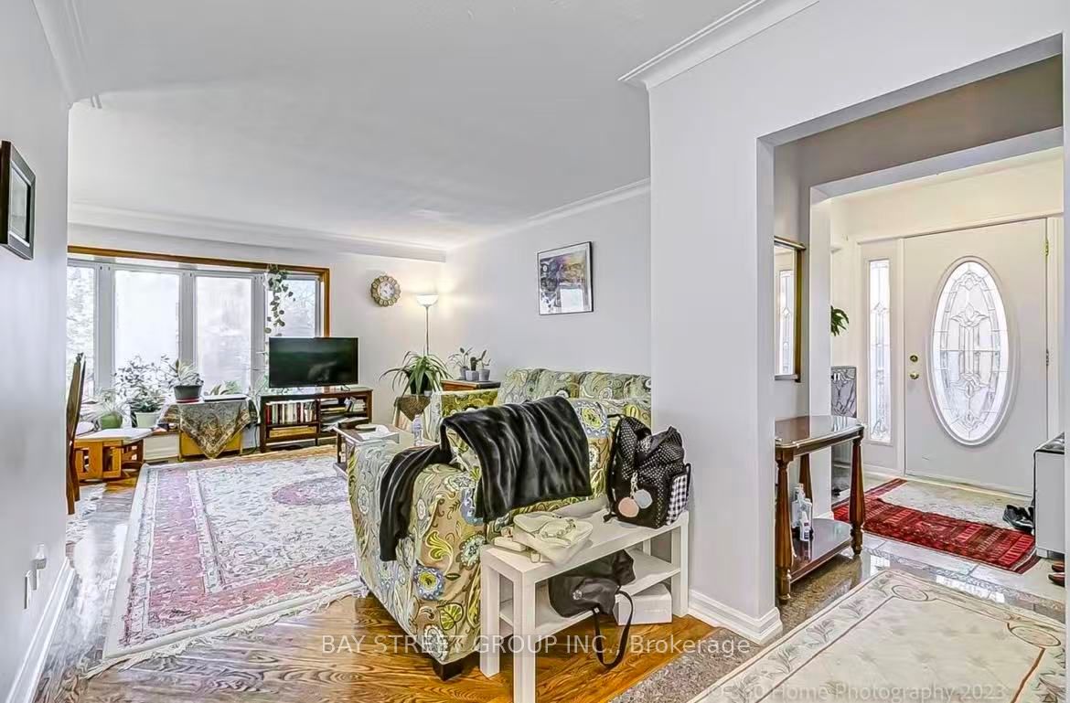 497 Lynett Crescent Main, Richmond Hill, ON L4C 2V8 photo 2