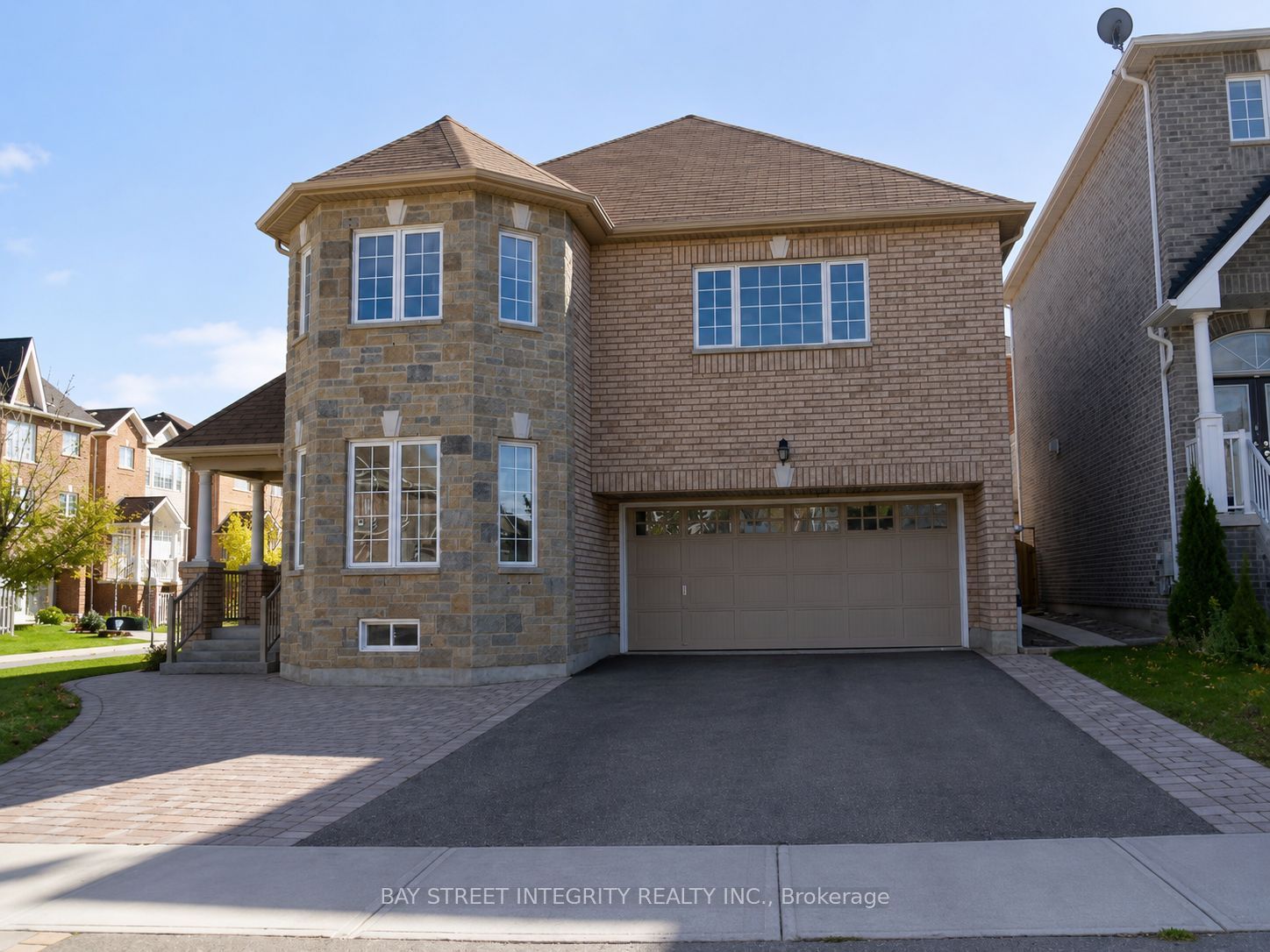 198 Dean Burton Lane, Newmarket, ON L3X 3C4