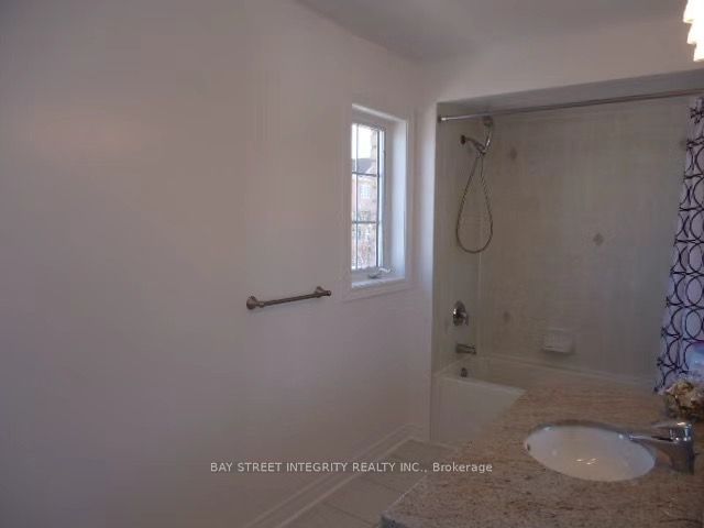 198 Dean Burton Lane, Newmarket, ON L3X 3C4 photo 5