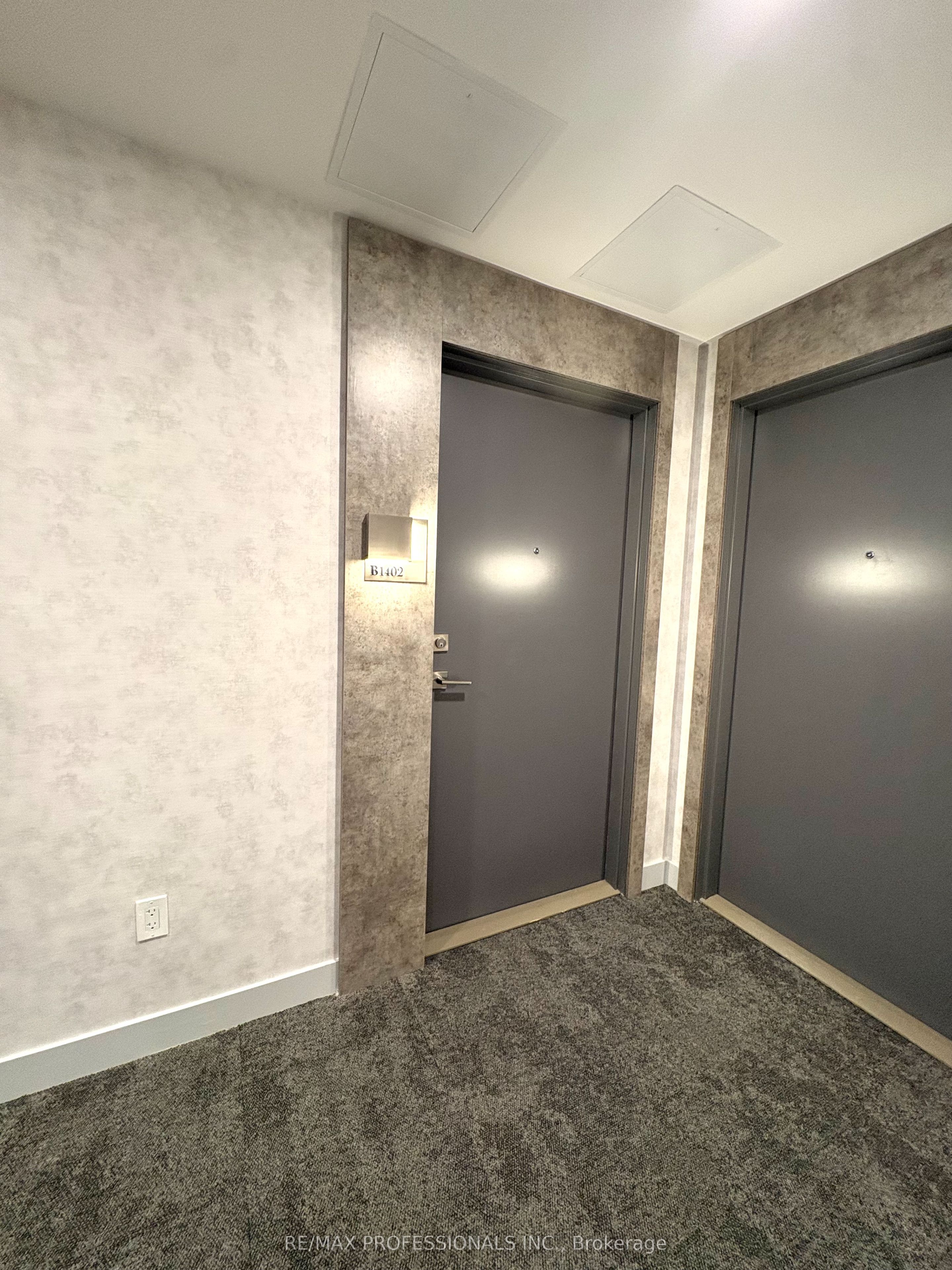 693 Davis Road B1402, Newmarket, ON L3Y 2R2