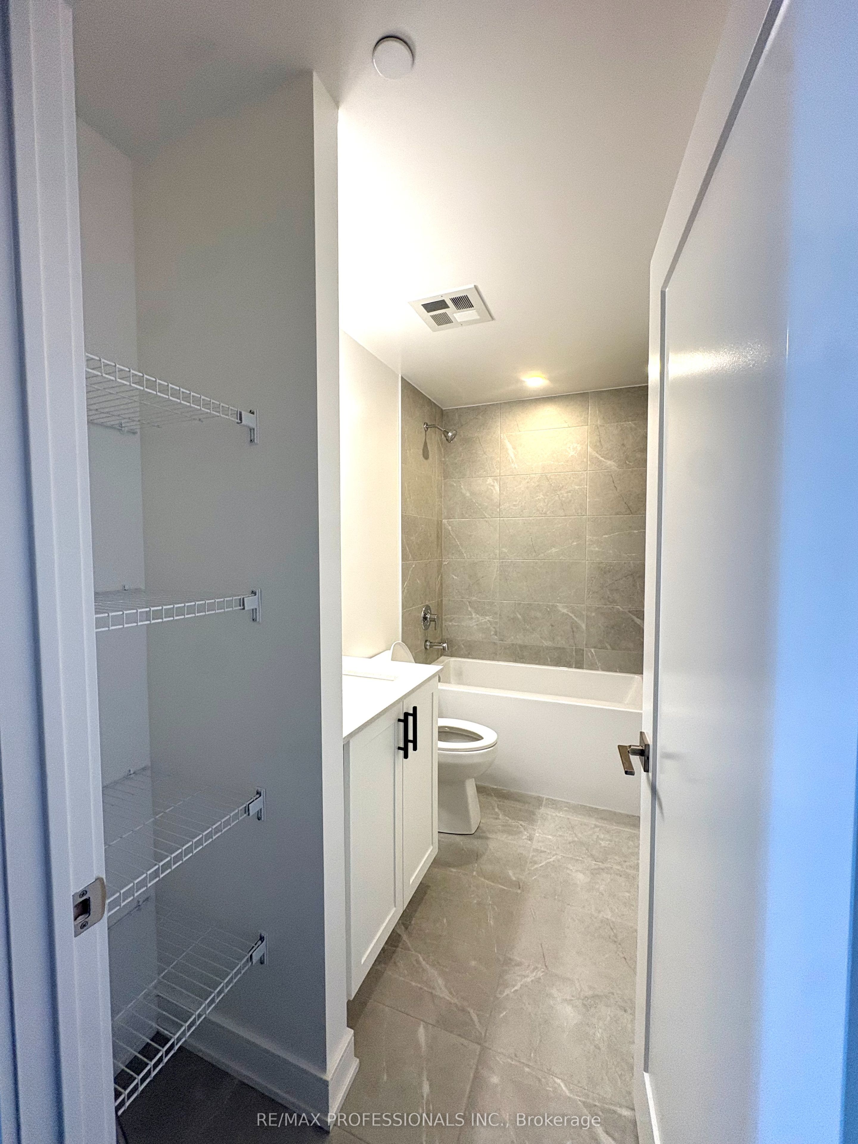 693 Davis Road B1402, Newmarket, ON L3Y 2R2 photo 5