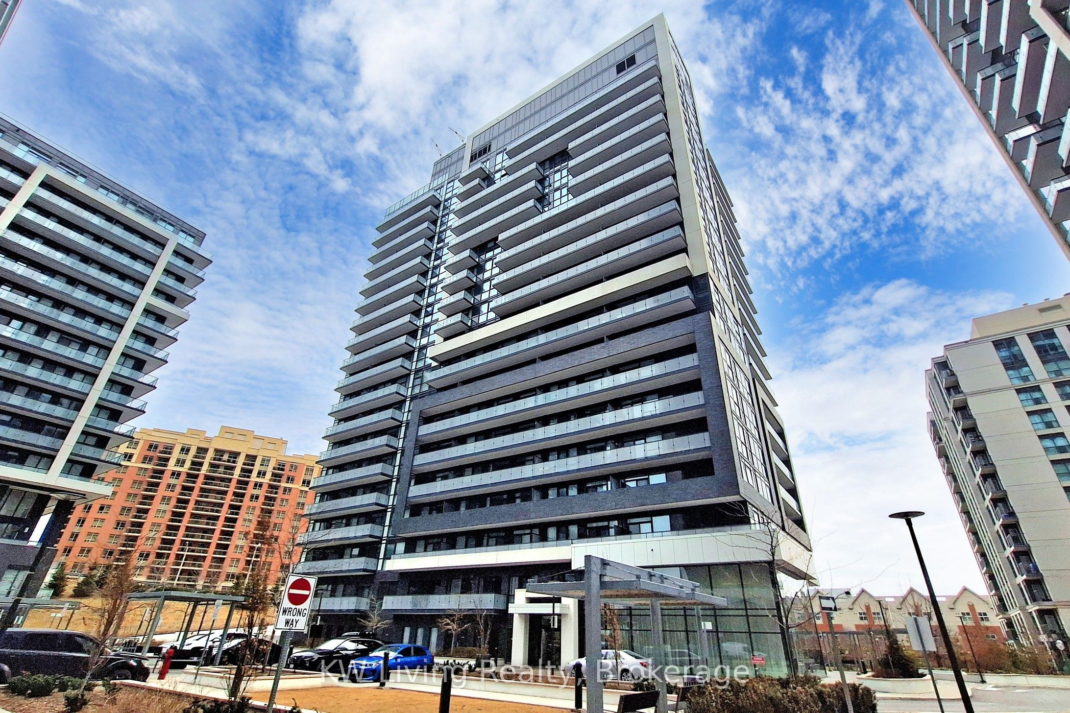 75 Oneida Crescent 1703, Richmond Hill, ON L4B 0H3 photo 3
