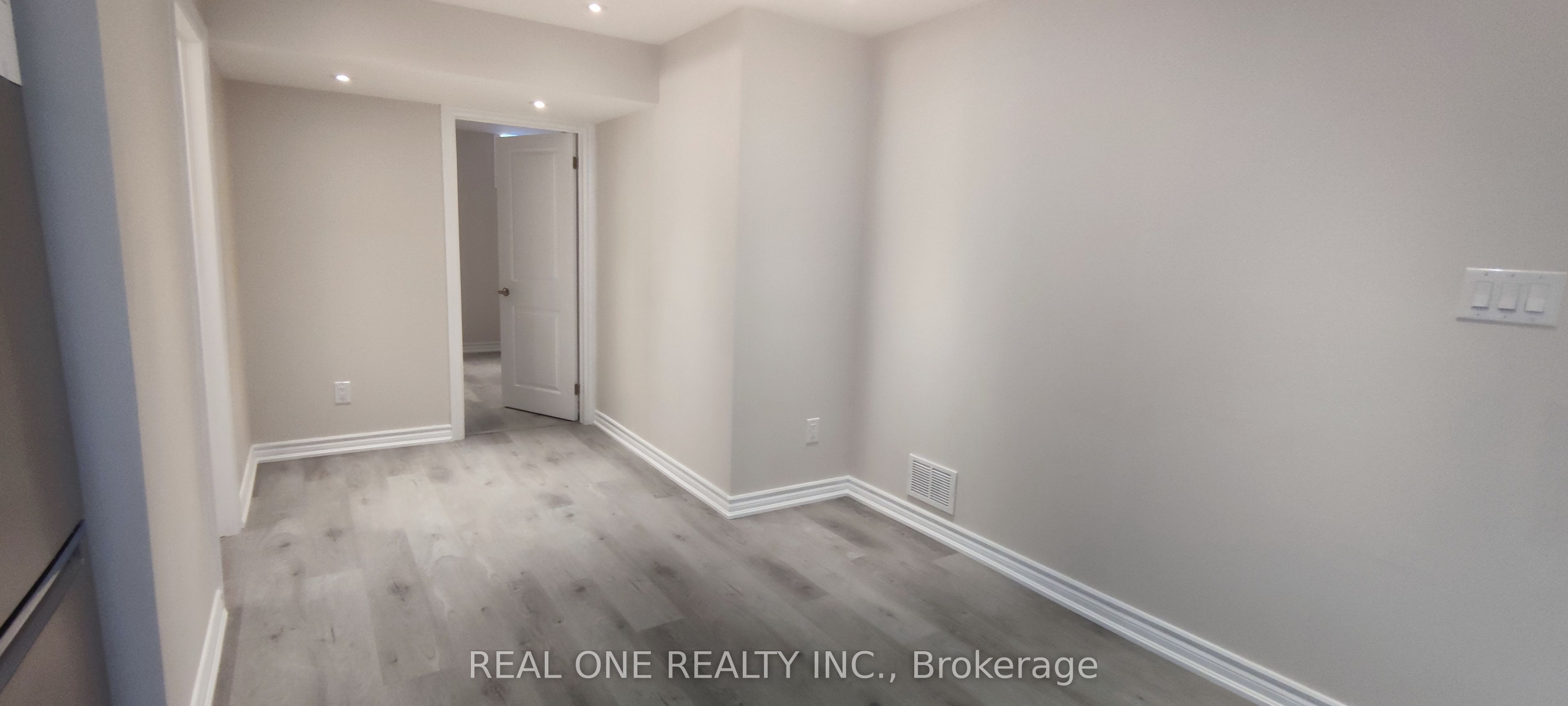 22 Cloverridge Avenue Bsmt B, East Gwillimbury, ON L9N 0V3 photo 5