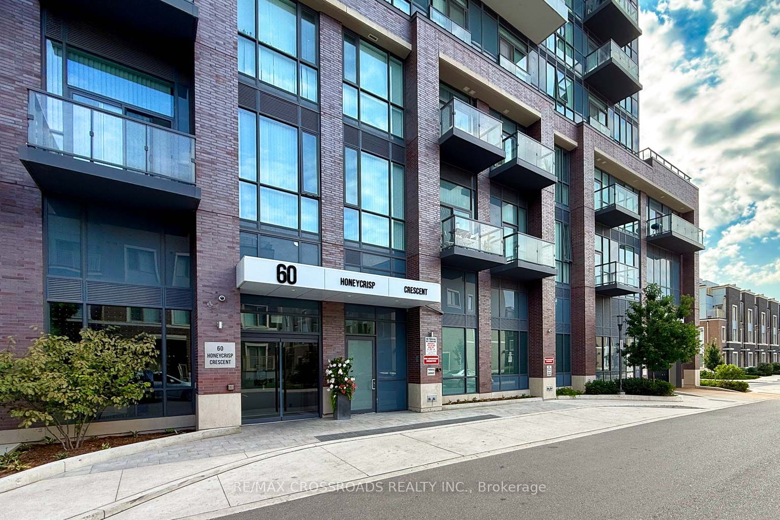 60 Honeycrisp Crescent 917, Vaughan, ON L4K 0N5