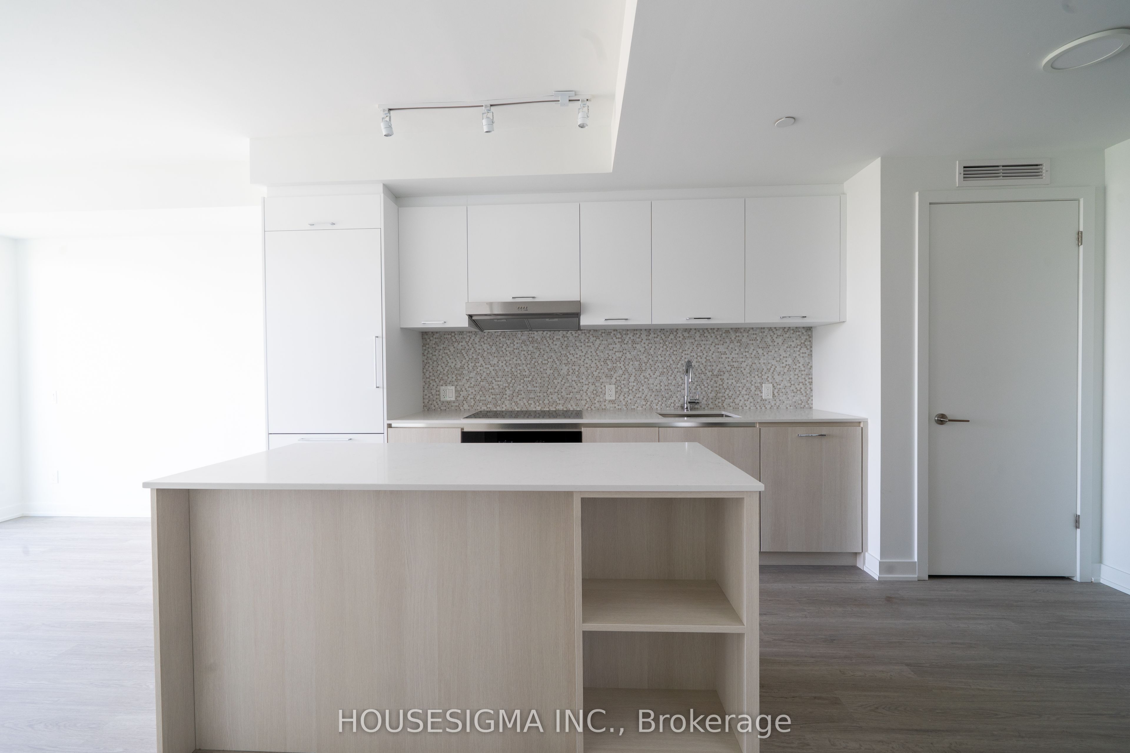 8188 Yonge Street 820, Vaughan, ON L4J 0M2 photo 4