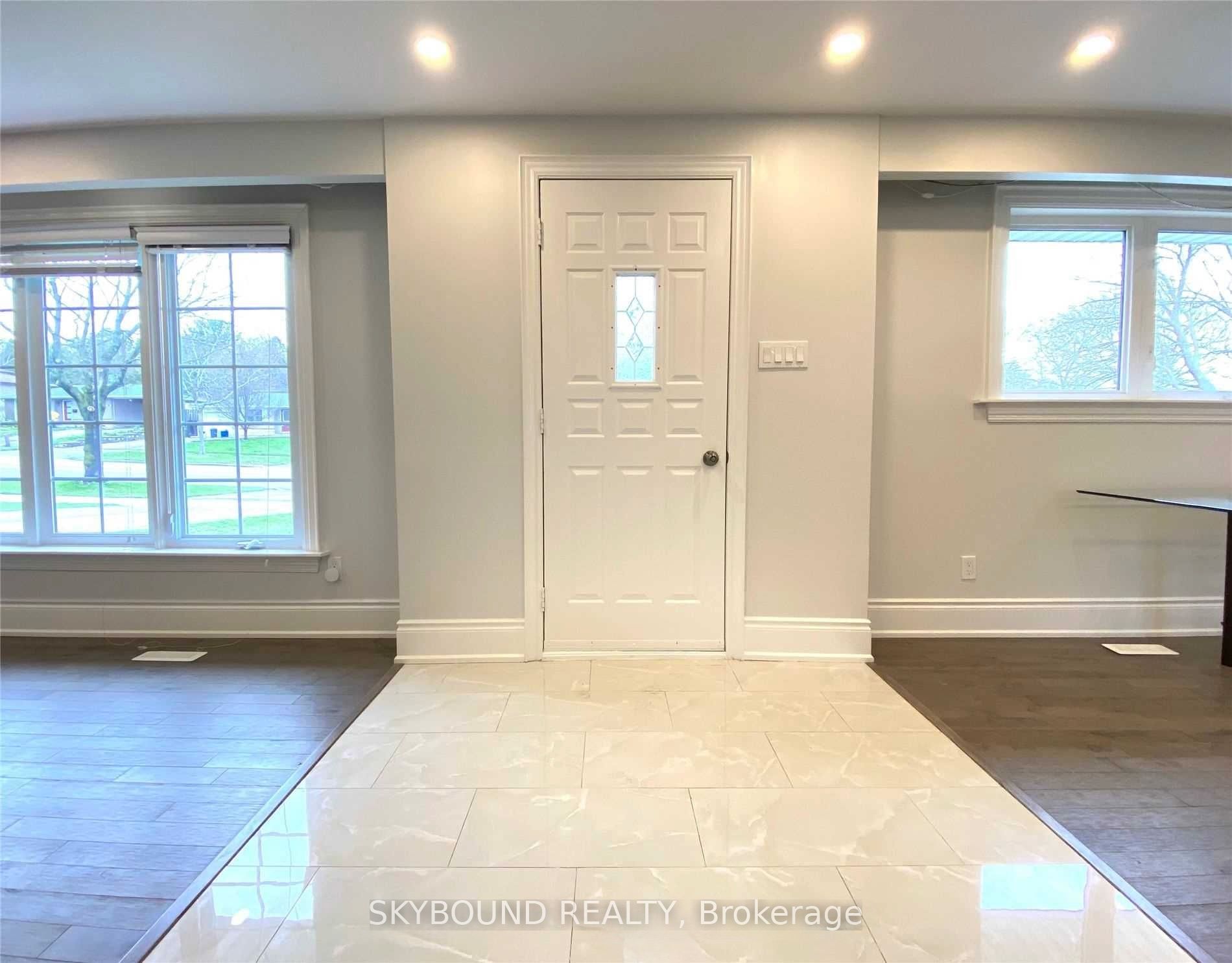 165 Orchard Heights Boulevard, Aurora, ON L4G 3A3 photo 2