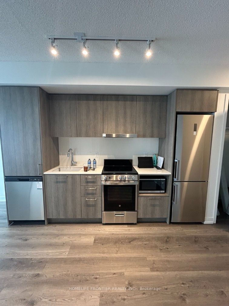 195 Commerce Street 4007, Vaughan, ON L4K 0P9 photo 3