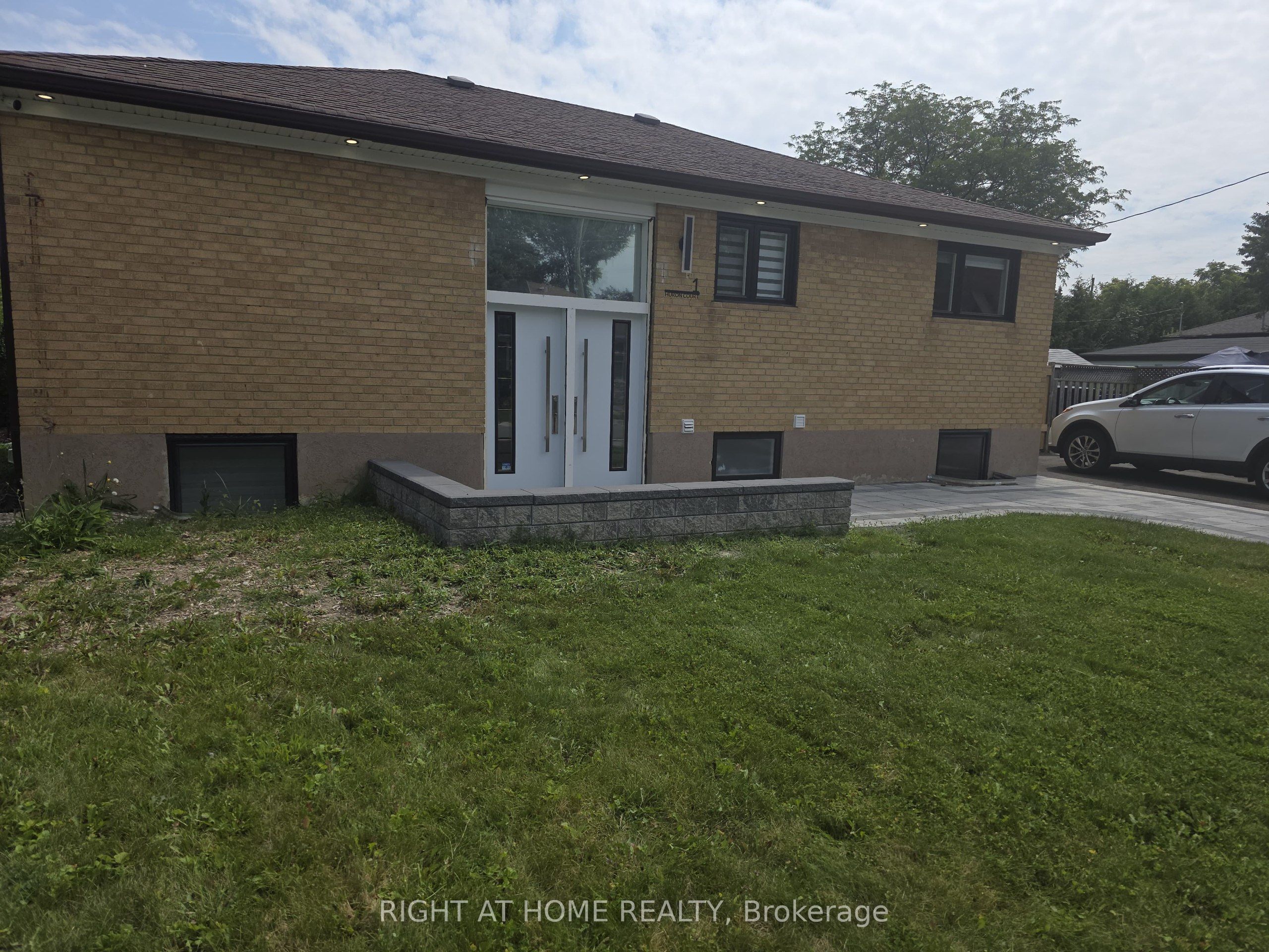 1 Huron Court (Main Floor), Aurora, ON L4G 2X7
