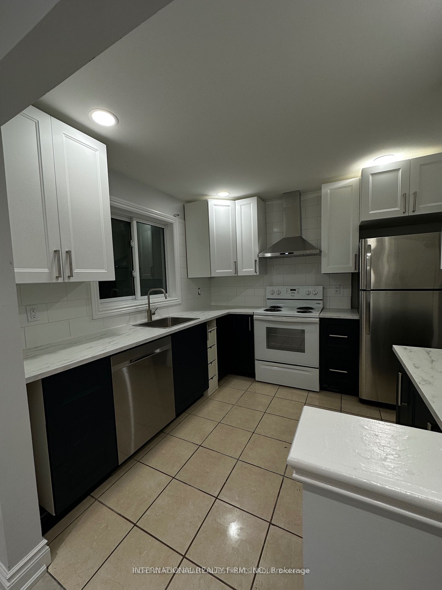 53 Belfry Drive Main, Newmarket, ON L3Y 3E9 photo 2