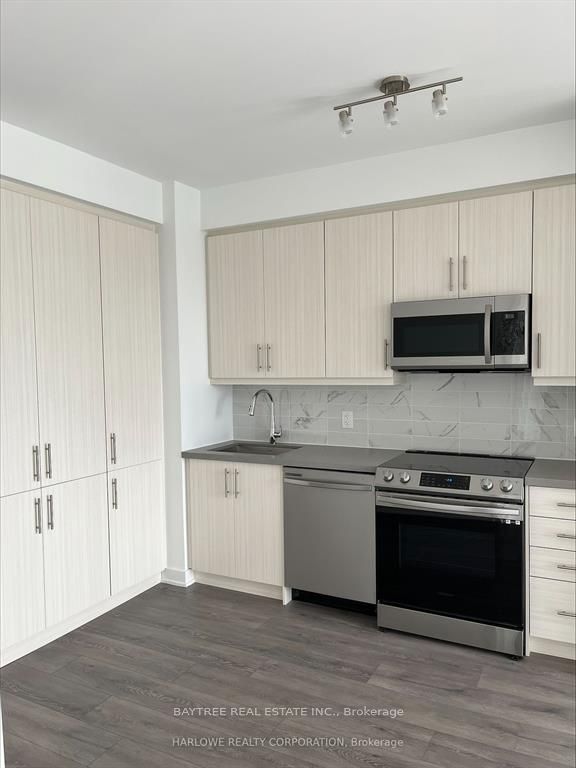 95 Oneida Crescent 511, Richmond Hill, ON L4B 0H5