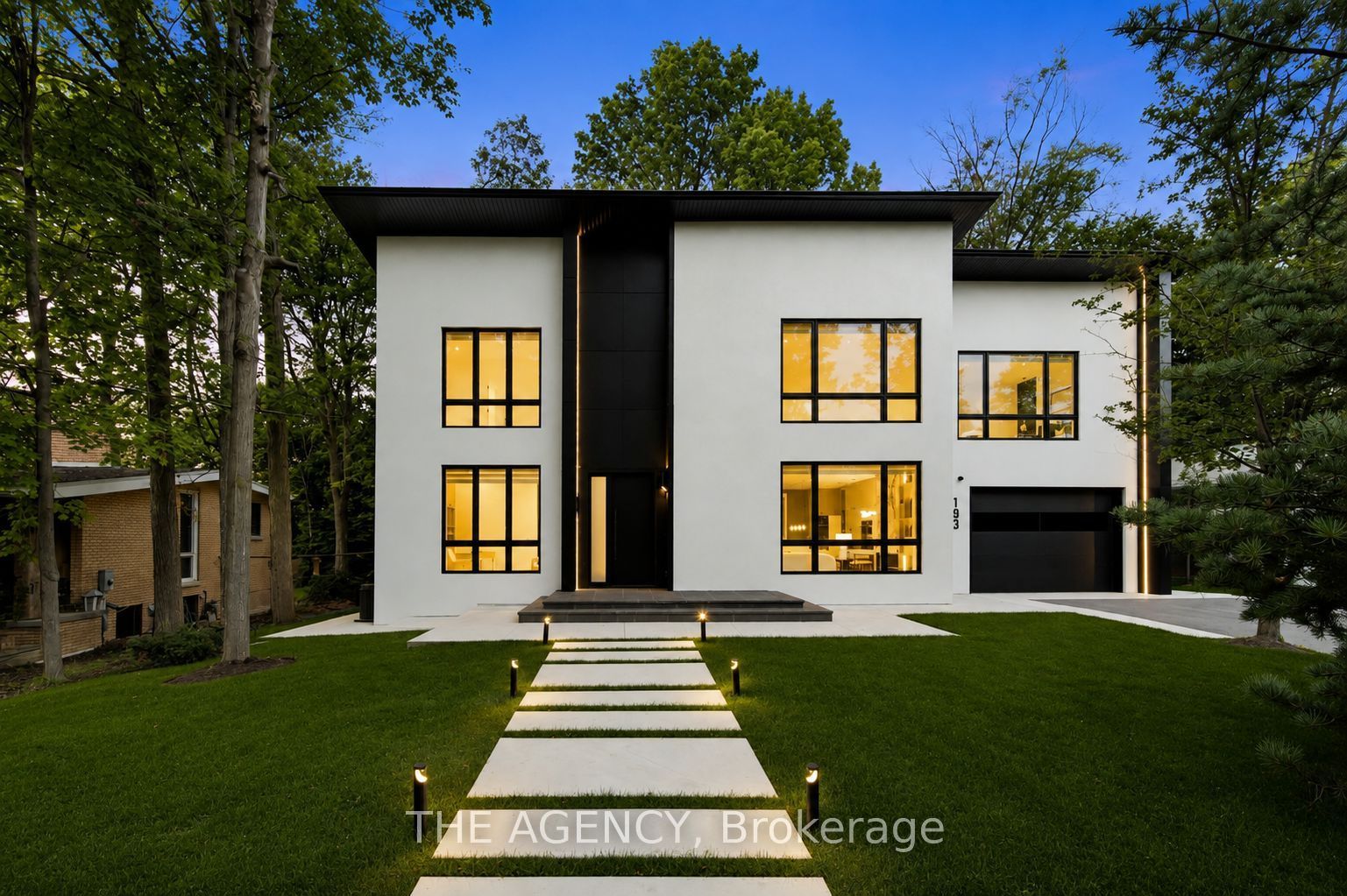 193 Beechwood Crescent, Newmarket, ON L3Y 1W2