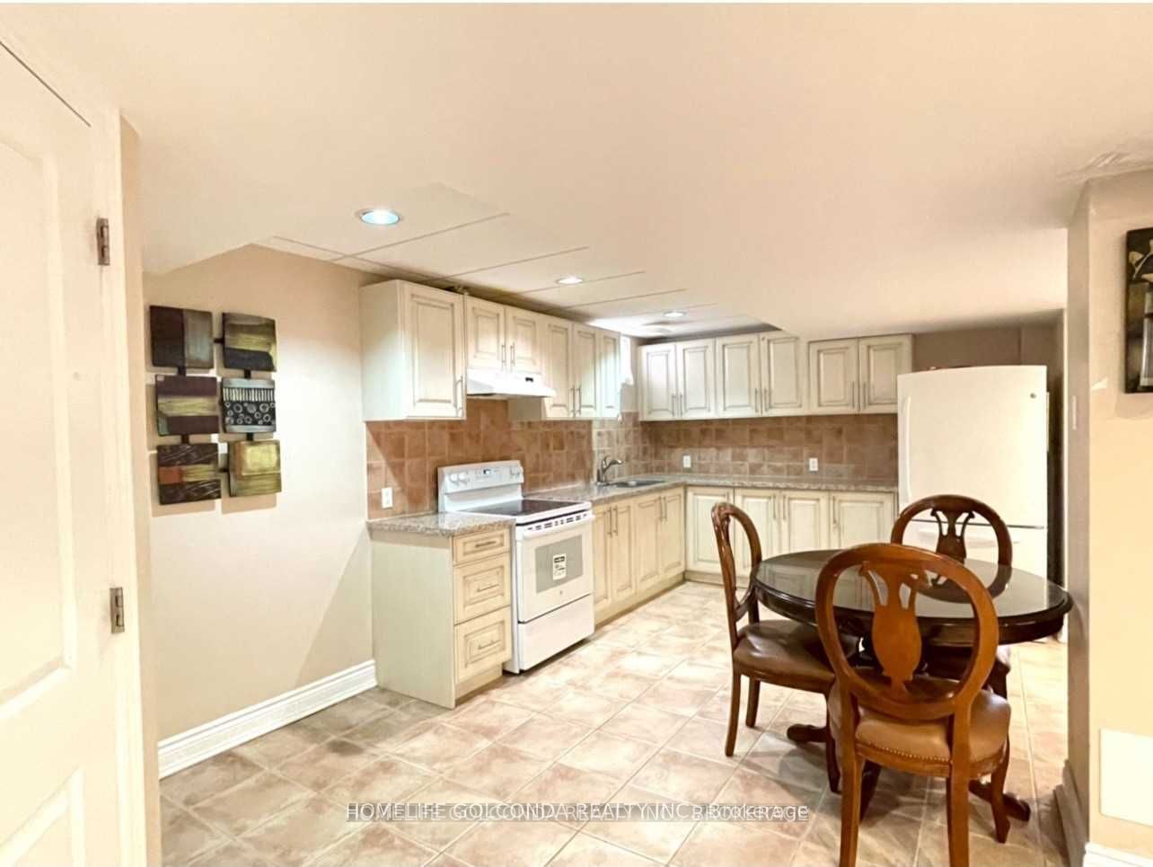 33 Hammerstone Crescent, Vaughan, ON L4J 8B4 photo 2