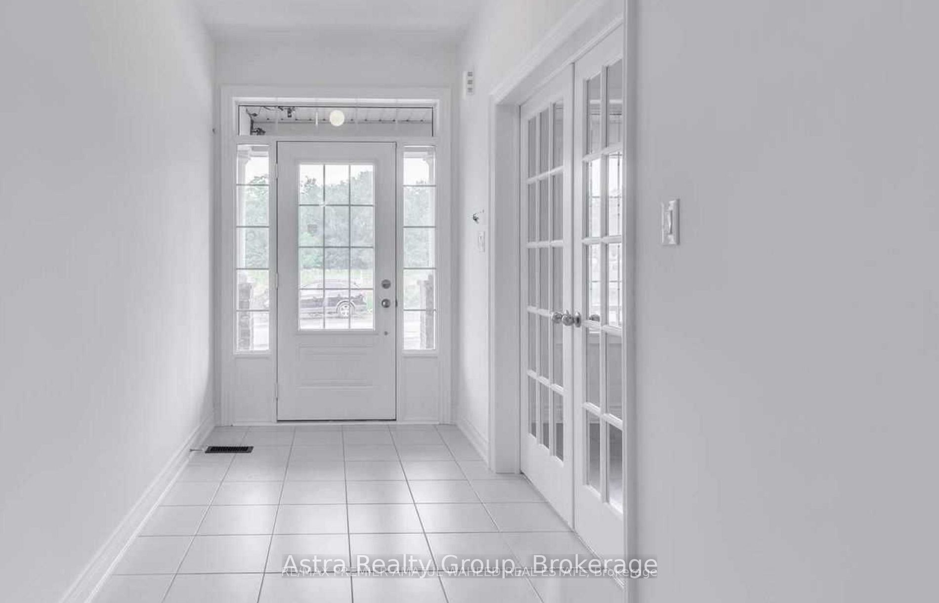 596 Mactier Drive, Vaughan, ON L4H 4T9 photo 2
