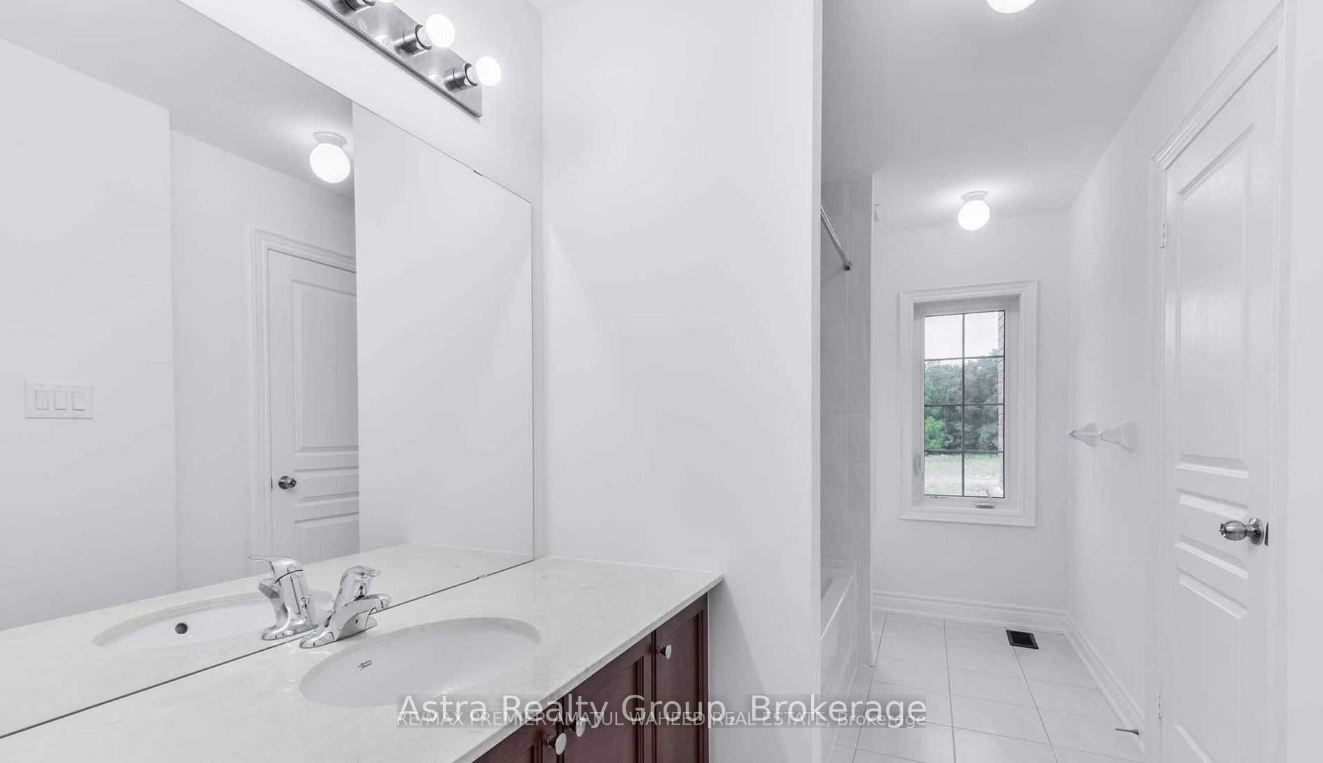 596 Mactier Drive, Vaughan, ON L4H 4T9 photo 4