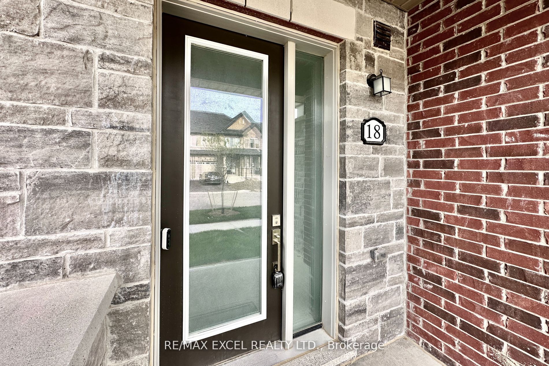 18 Flower Garden Trail, Whitchurch-Stouffville, ON L4A 4V4 photo 3