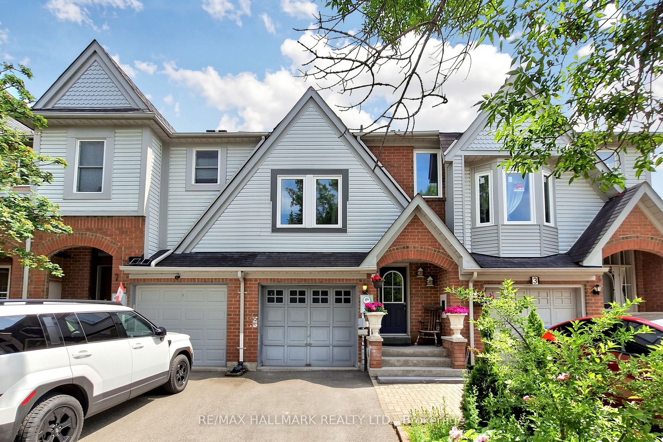 5 Evelyn Buck Lane, Aurora, ON L4G 7H9