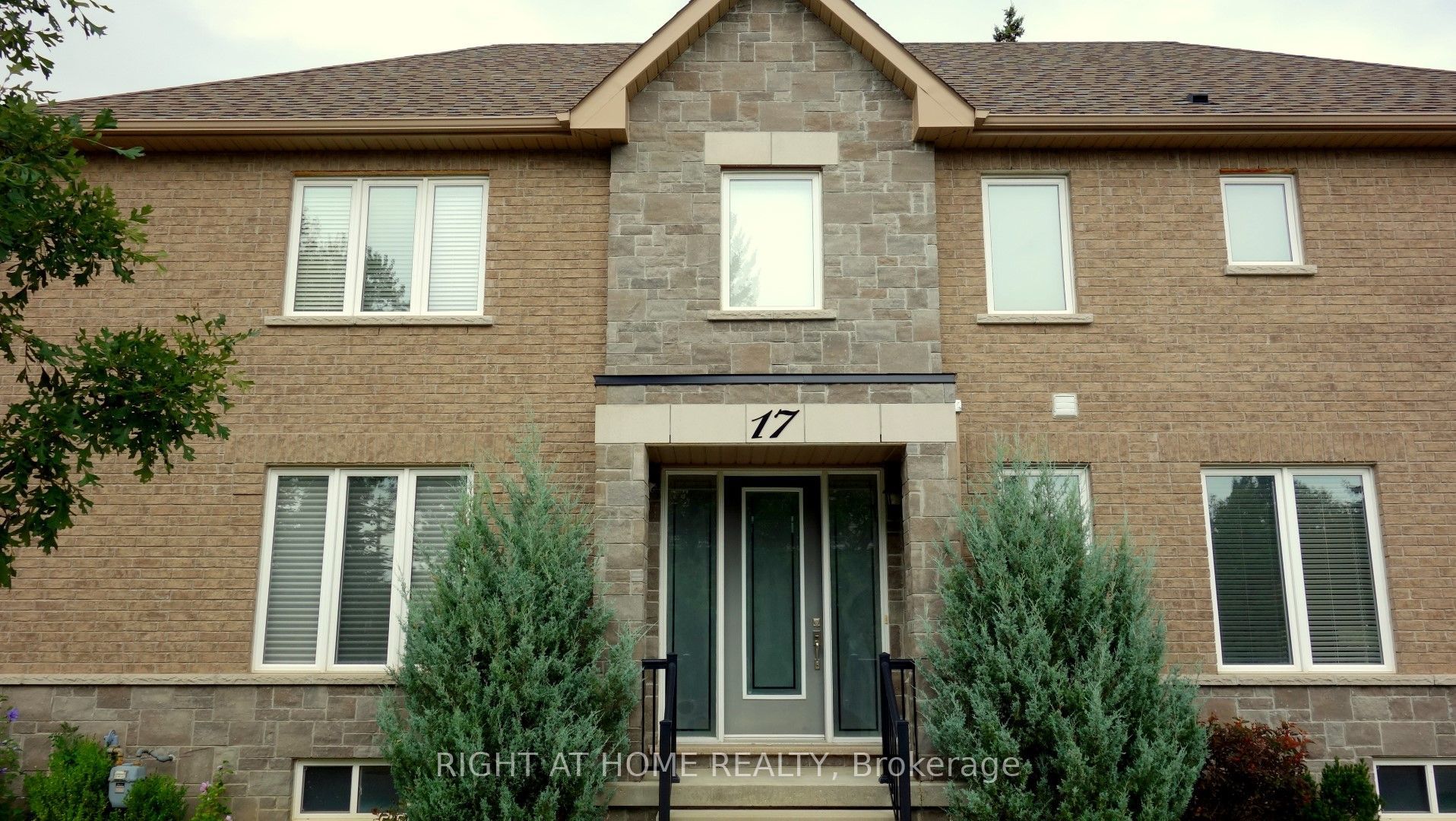 17 Bond Crescent, Richmond Hill, ON L4E 3K2 photo 2