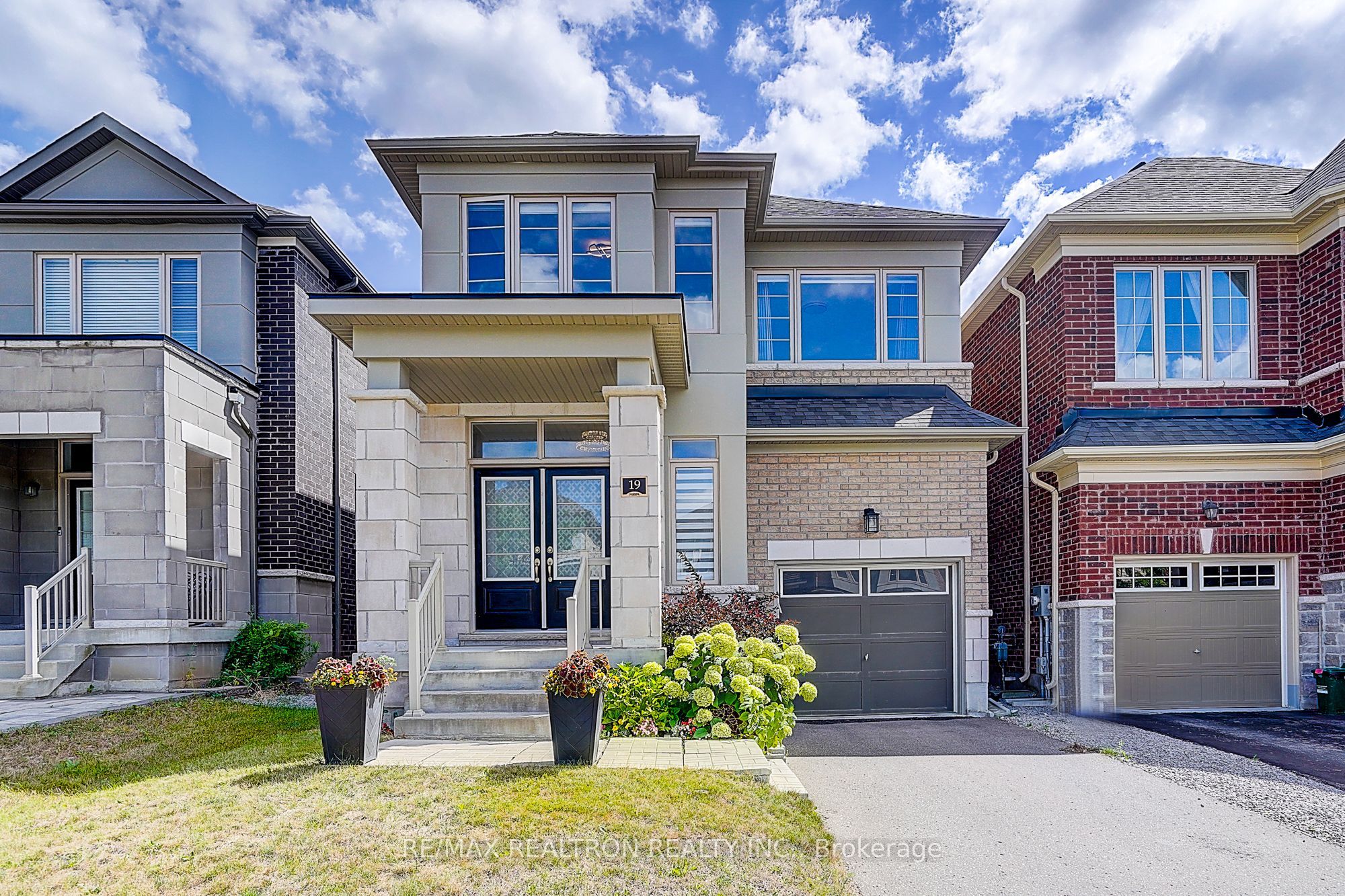 19 Falconridge Terrace, East Gwillimbury, ON L0G 1V0 photo 2