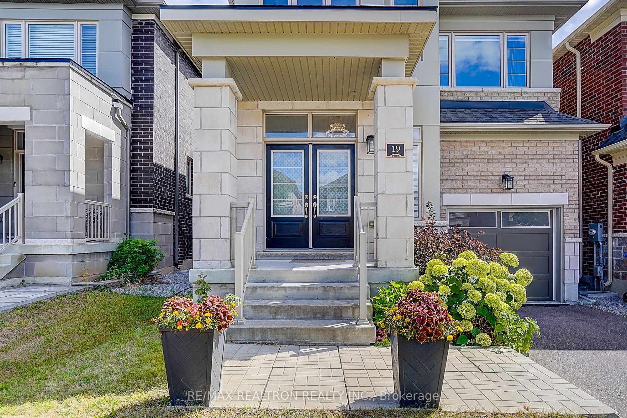 19 Falconridge Terrace, East Gwillimbury, ON L0G 1V0 photo 3