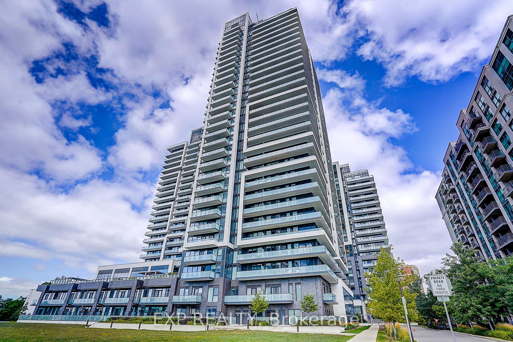 105 Oneida Crescent 1811, Richmond Hill, ON L4B 4H6 photo 2