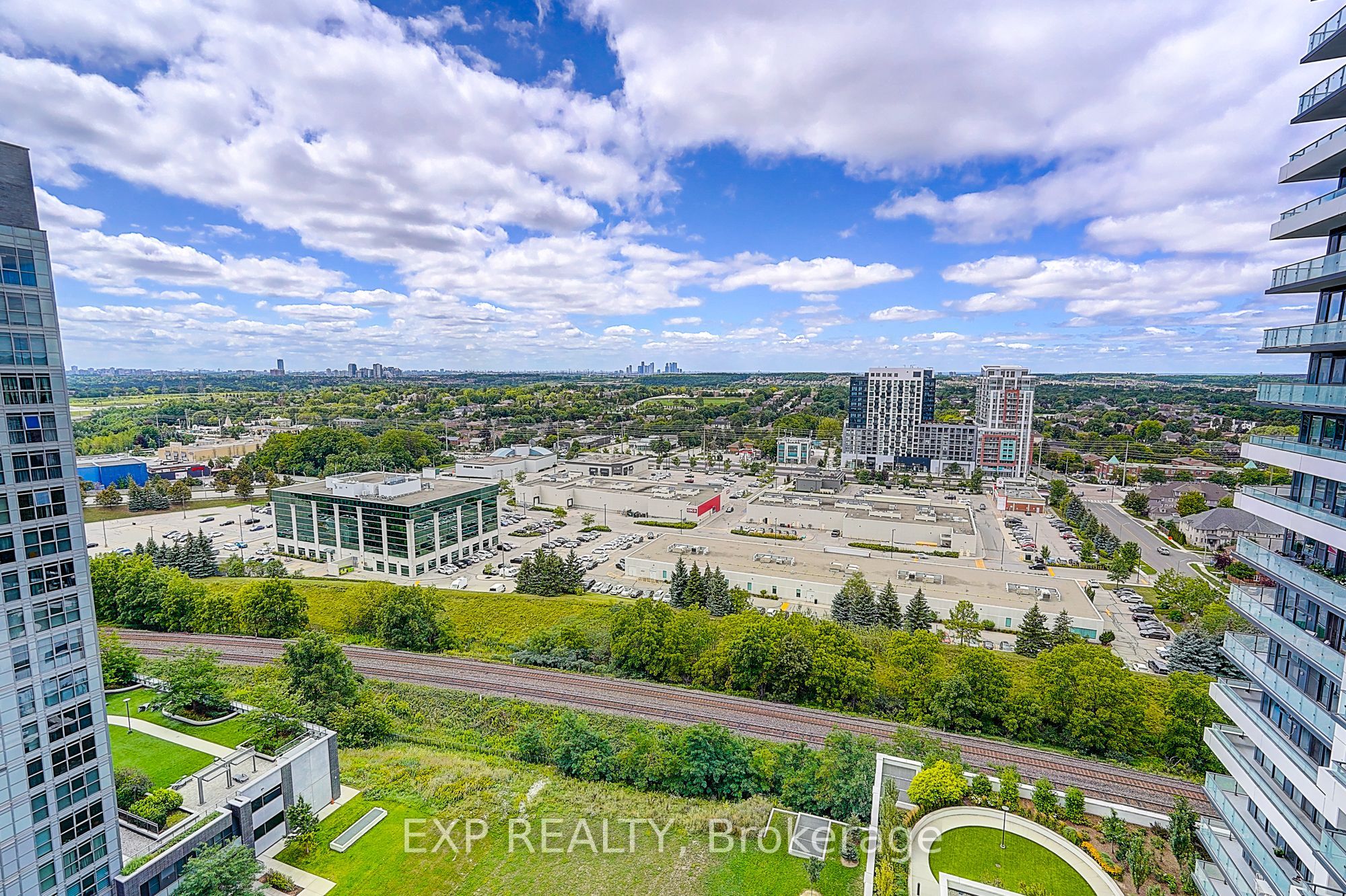 105 Oneida Crescent 1811, Richmond Hill, ON L4B 4H6 photo 3
