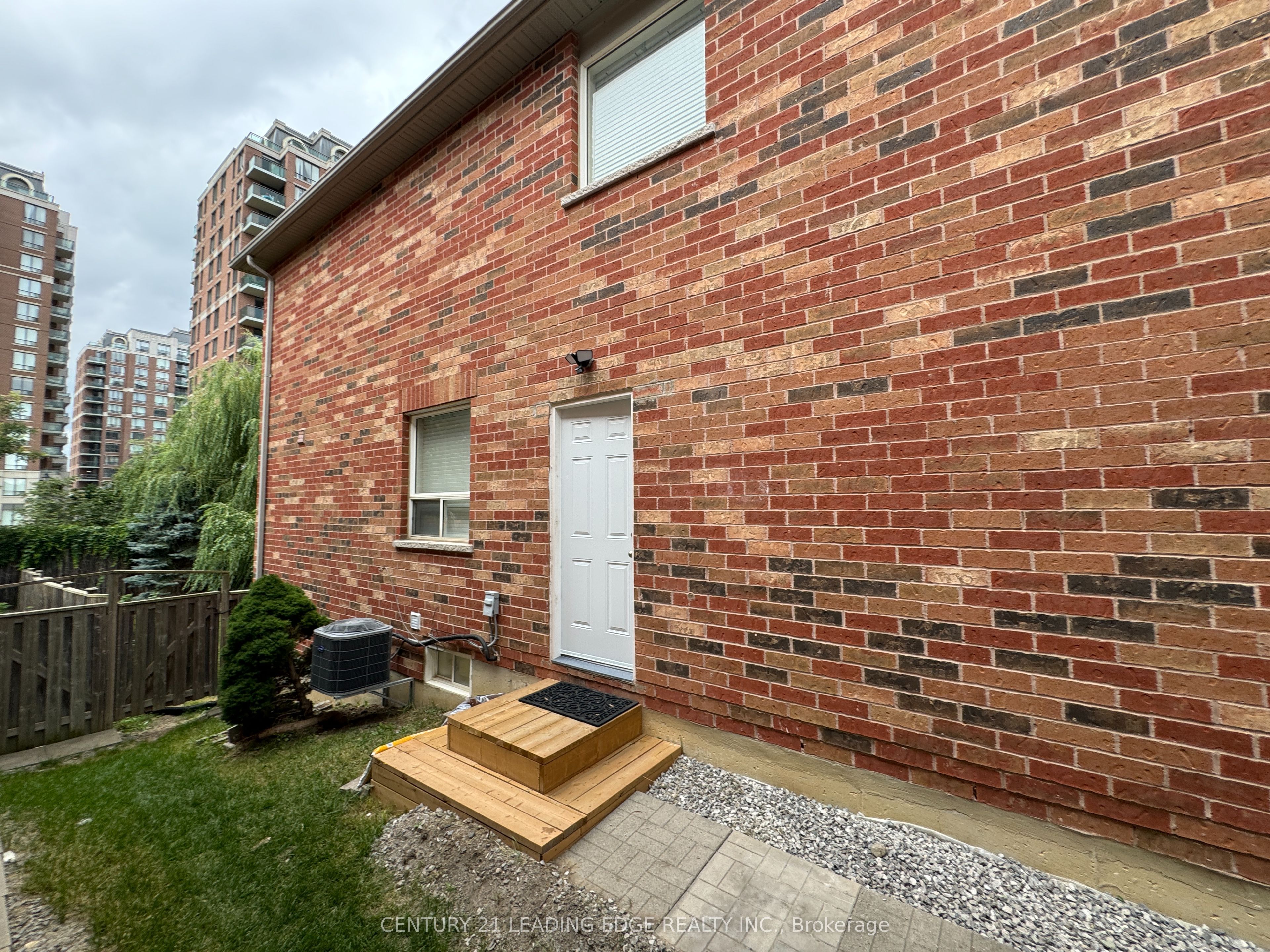 97 Revelstoke Crescent Basement, Richmond Hill, ON L4B 4T4 photo 2