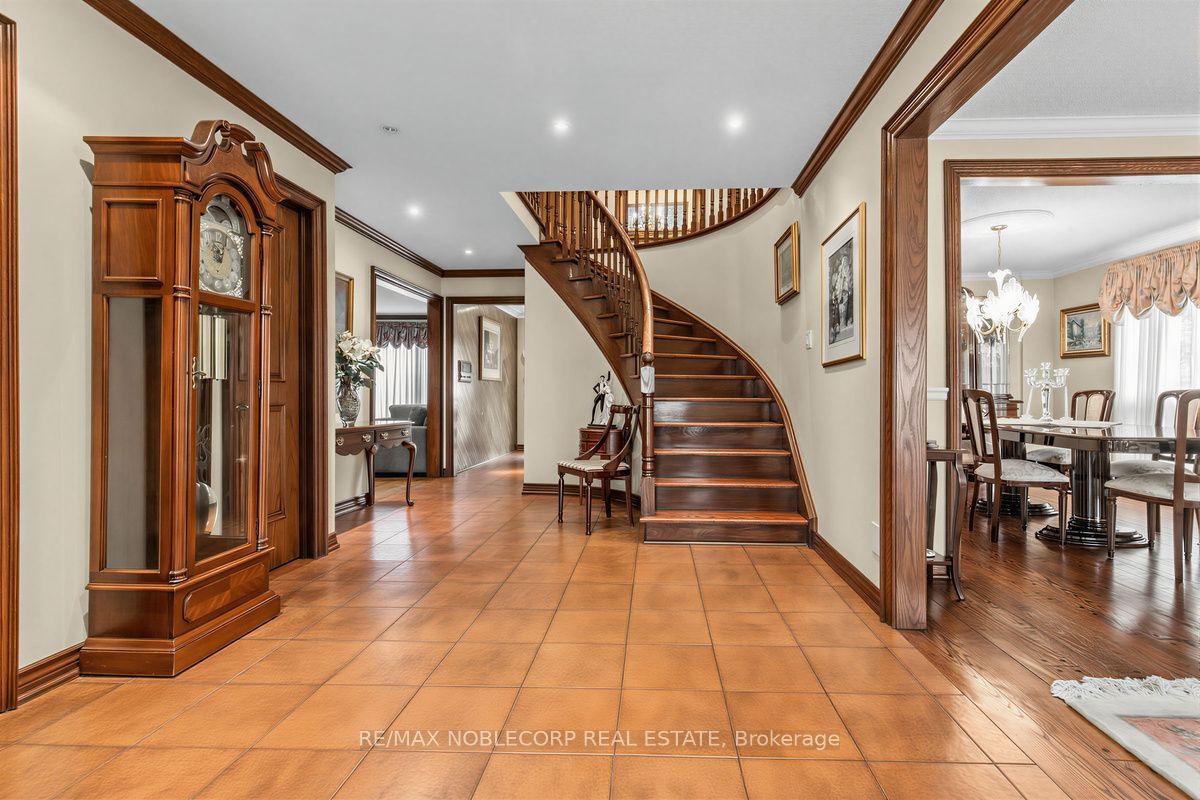 256 Airdrie Drive, Vaughan, ON L4L 1C6 photo 2