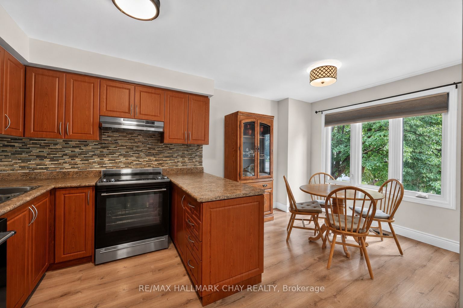 31 Harmony Circle, Bradford West Gwillimbury, ON L3Z 2T8 photo 4