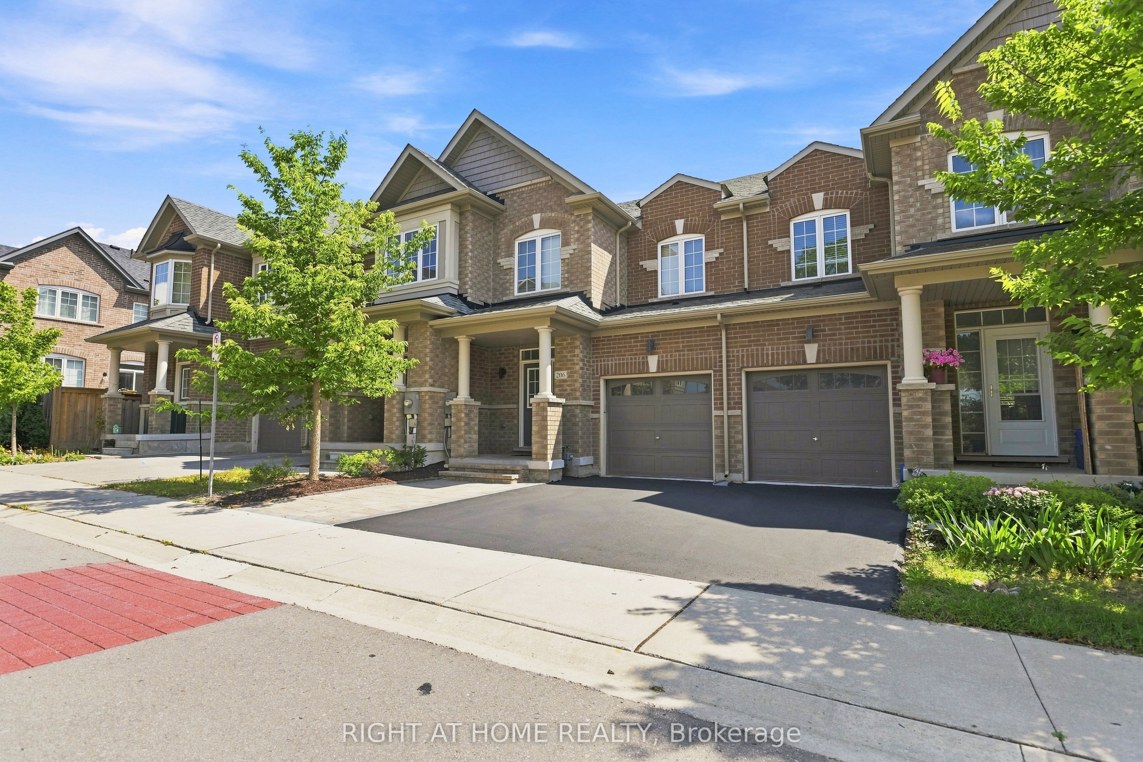206 Harding Park Street, Newmarket, ON L3Y 0E3